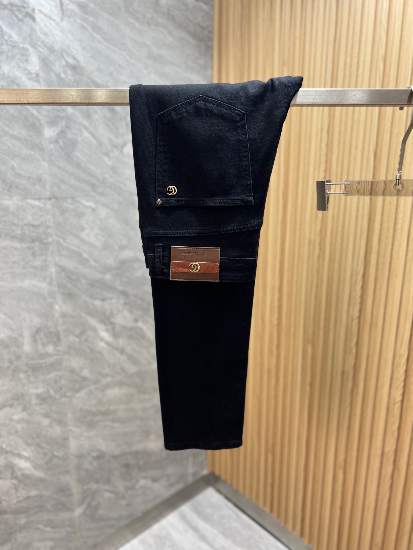 NO:848985,Gucci/Gucci 2026 spring and summer new products, complete with three labels, jeans, good products, no need to introduce too much, look at the details, counter size 28-38, no 35 37 / upper body size 32,,gucci,jeans,19860909Gucci/古奇 2026春夏新品 三标齐全 牛仔裤 好货不用过多介绍 看细节 专柜码数28-38 无35 37 /上身32码,,gucci,jeans,,Men's clothing