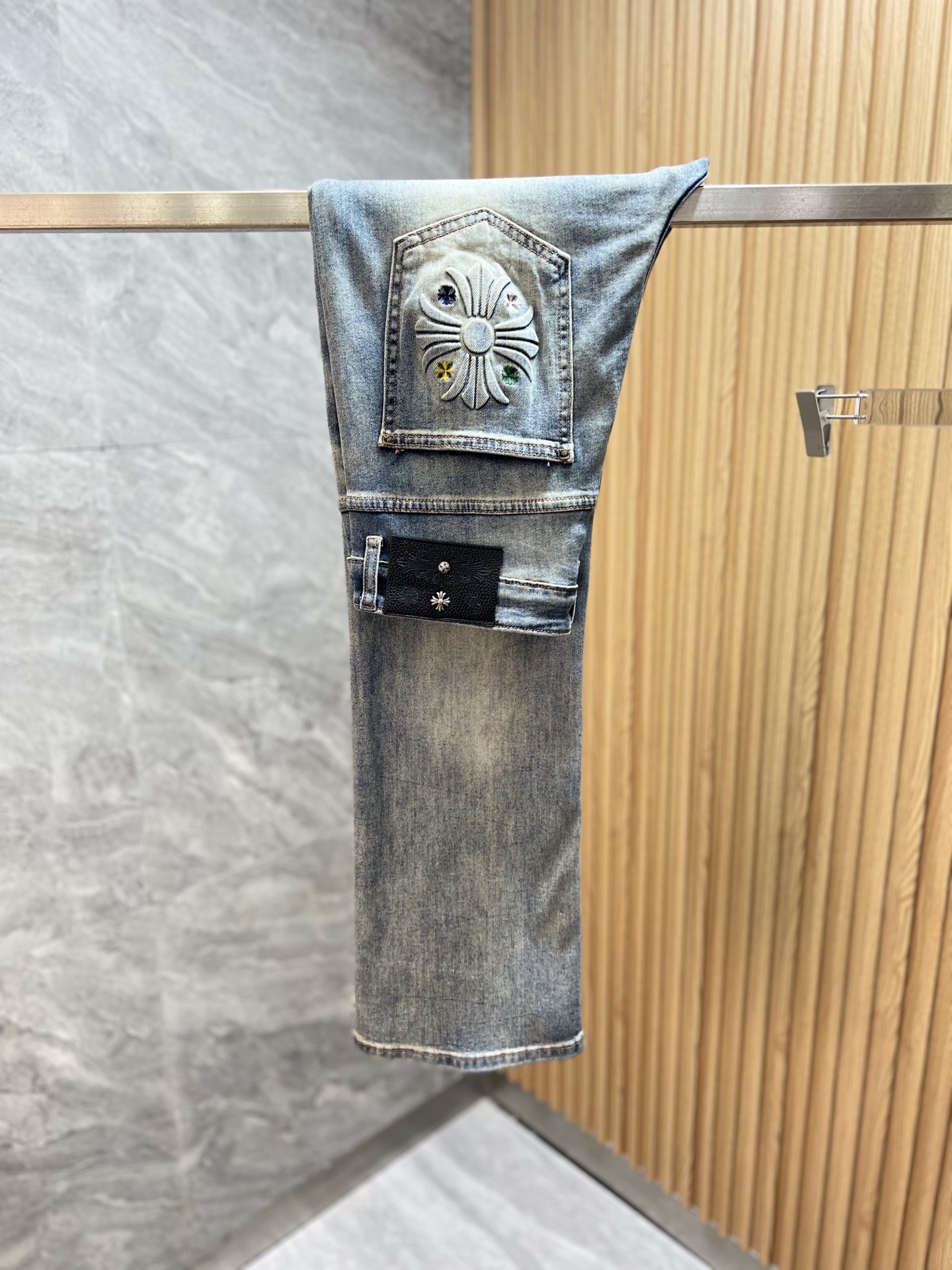 NO:848993,ch/Chrome Hearts 2026 spring and summer new products, complete with three labels, jeans, good products, no need to introduce too much, look at the details, counter size 28-38, no 35 37 / upper body size 32,,chrome hearts,jeans,19860909ch/克罗心 2026春夏新品 三标齐全 牛仔裤 好货不用过多介绍 看细节 专柜码数28-38 无35 37 /上身32码,,chrome hearts,jeans,,Men's clothing