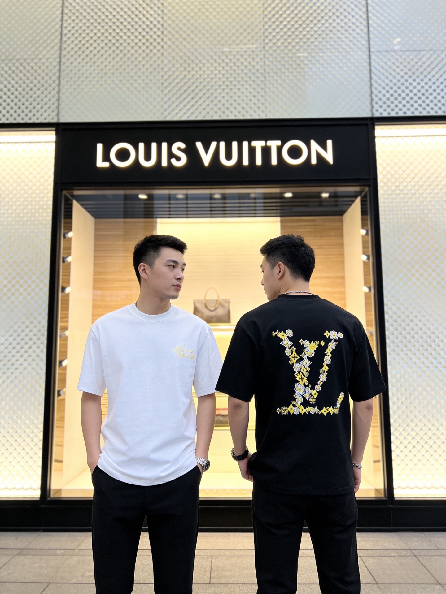 NO:875939,LV/Louis Vuitton 2026 spring and summer new products, complete with three labels, mercerized cotton round neck short-sleeved T-shirt, good product without too much introduction, look at the details, counter size M-XXXL / recommended L,, louis vuitton, louis vuitton, T-shirt, tees, t-shirt,19860909LV/路易威登 2026年春夏新品上新 三标齐全 丝光棉圆领短袖T恤 好货不用过多介绍 看细节 专柜码数M-XXXL /建议L,,louis vuitton,louis vuitton,T-shirt,tees，t-shirt,,Men's clothing