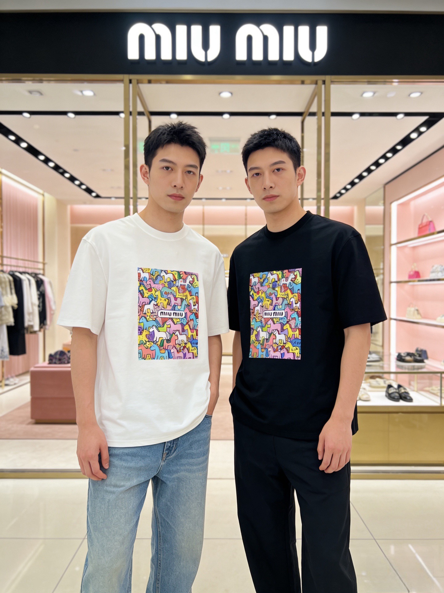 NO:875905,MiuMiu 2026 spring and summer new products, complete with three standards, mercerized cotton round neck short-sleeved T-shirt, good product, no need to introduce too much, look at the details, counter size M-XXXL / recommended L,, miumiu, T-shirt, tees, t-shirt,19860909MiuMiu 2026年春夏新品上新 三标齐全 丝光棉圆领短袖T恤 好货不用过多介绍 看细节 专柜码数M-XXXL /建议L,,miumiu,T-shirt,tees，t-shirt,,Men's clothing
