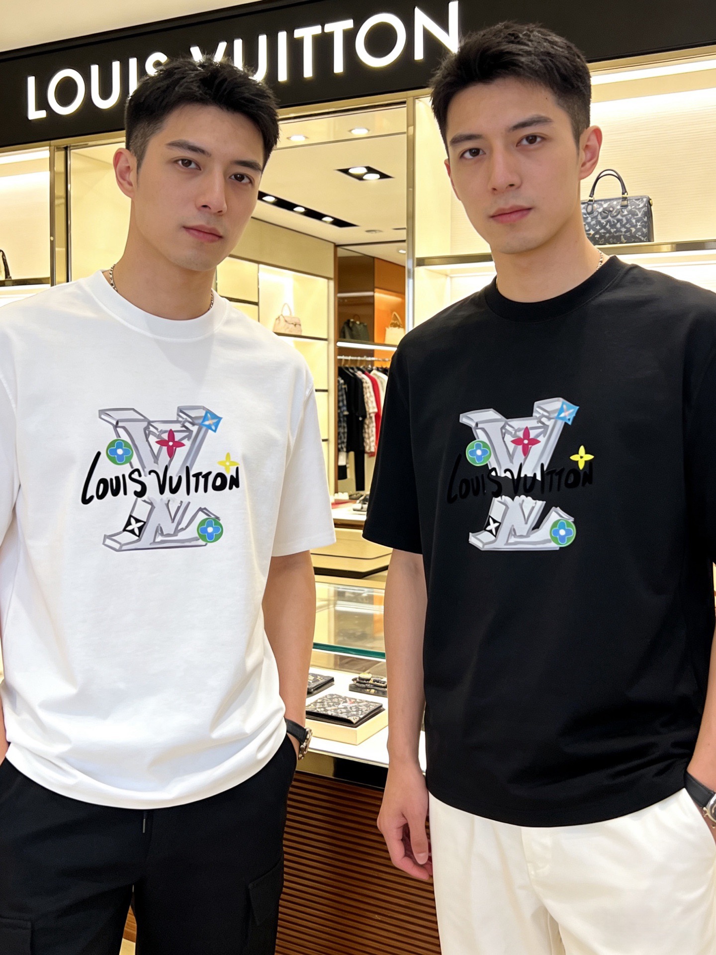 NO:875964,LV/Louis Vuitton 2026 spring and summer new products, complete with three labels, mercerized cotton round neck short-sleeved T-shirt, good product without too much introduction, look at the details, counter size M-XXXL / recommended L,, louis vuitton, louis vuitton, T-shirt, tees, t-shirt,19860909LV/路易威登 2026年春夏新品上新 三标齐全 丝光棉圆领短袖T恤 好货不用过多介绍 看细节 专柜码数M-XXXL /建议L,,louis vuitton,louis vuitton,T-shirt,tees，t-shirt,,Men's clothing