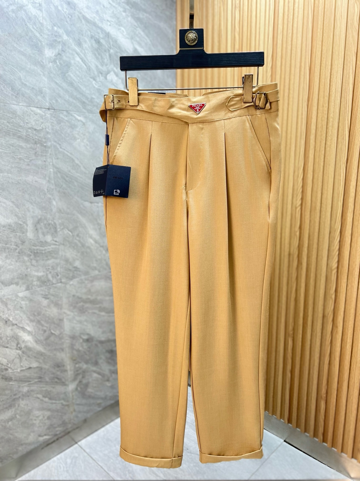 NO:873471,prada/Prada 2026 spring and summer new products, complete with three labels, trousers, casual pants, good products, no need to introduce too much, look at the details, counter size 29-38, no 35, 37/upper body 32,, prada, prada,19860909prada/普拉达 2026春夏新品 三标齐全 西裤 休闲裤 好货不用过多介绍 看细节 专柜码数29-38无35 37/上身32,,prada,prada,,Men's clothing