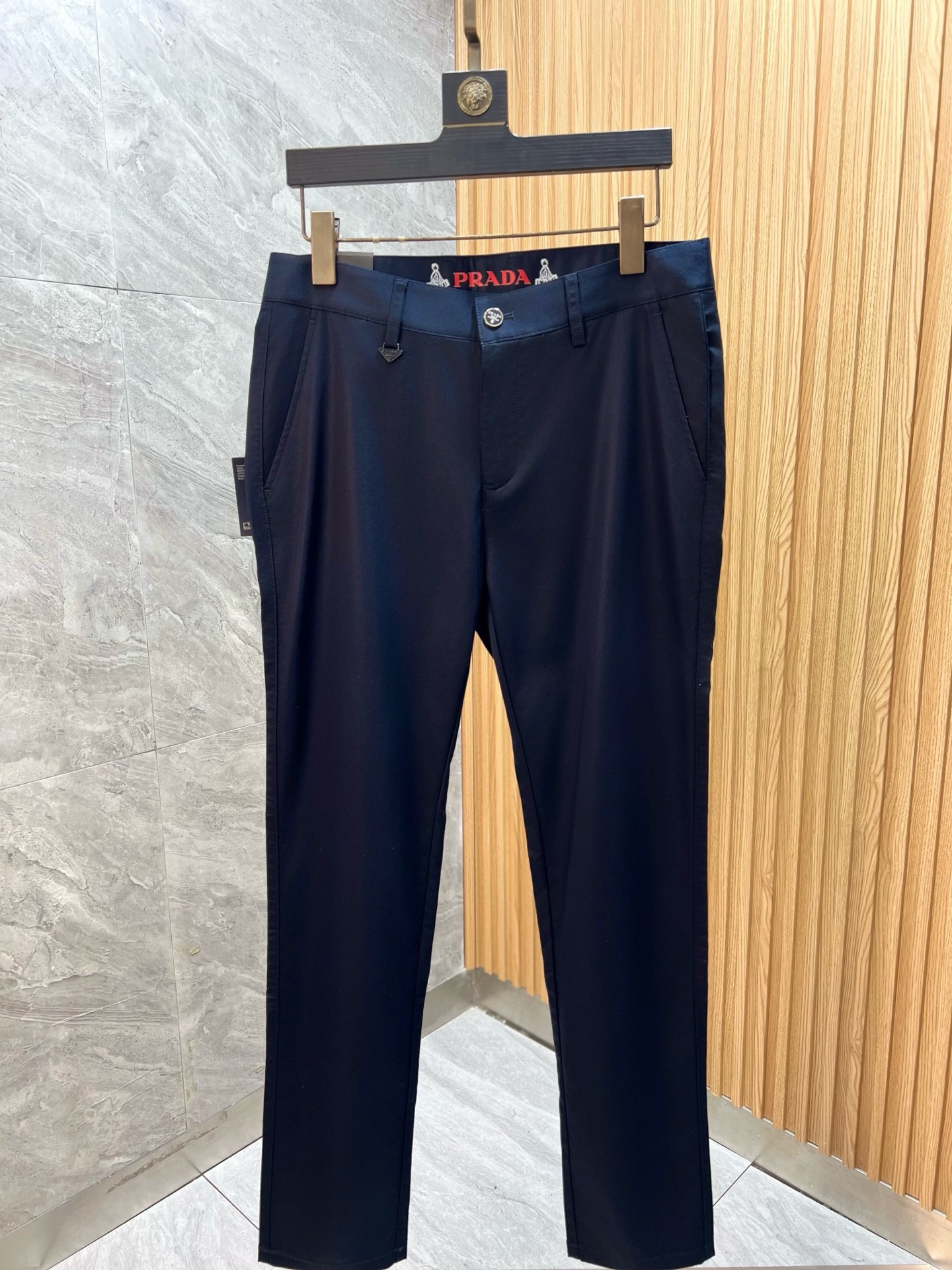 NO:831828,prada/Prada 2026 spring and summer new products, complete with three labels, trousers, casual pants, good products, no need to introduce too much, look at the details, counter size 29-38, no 35, 37/upper body 32,, prada, prada,19860909prada/普拉达 2026春夏新品 三标齐全 西裤 休闲裤 好货不用过多介绍 看细节 专柜码数29-38无35 37/上身32,,prada,prada,,Men's clothing