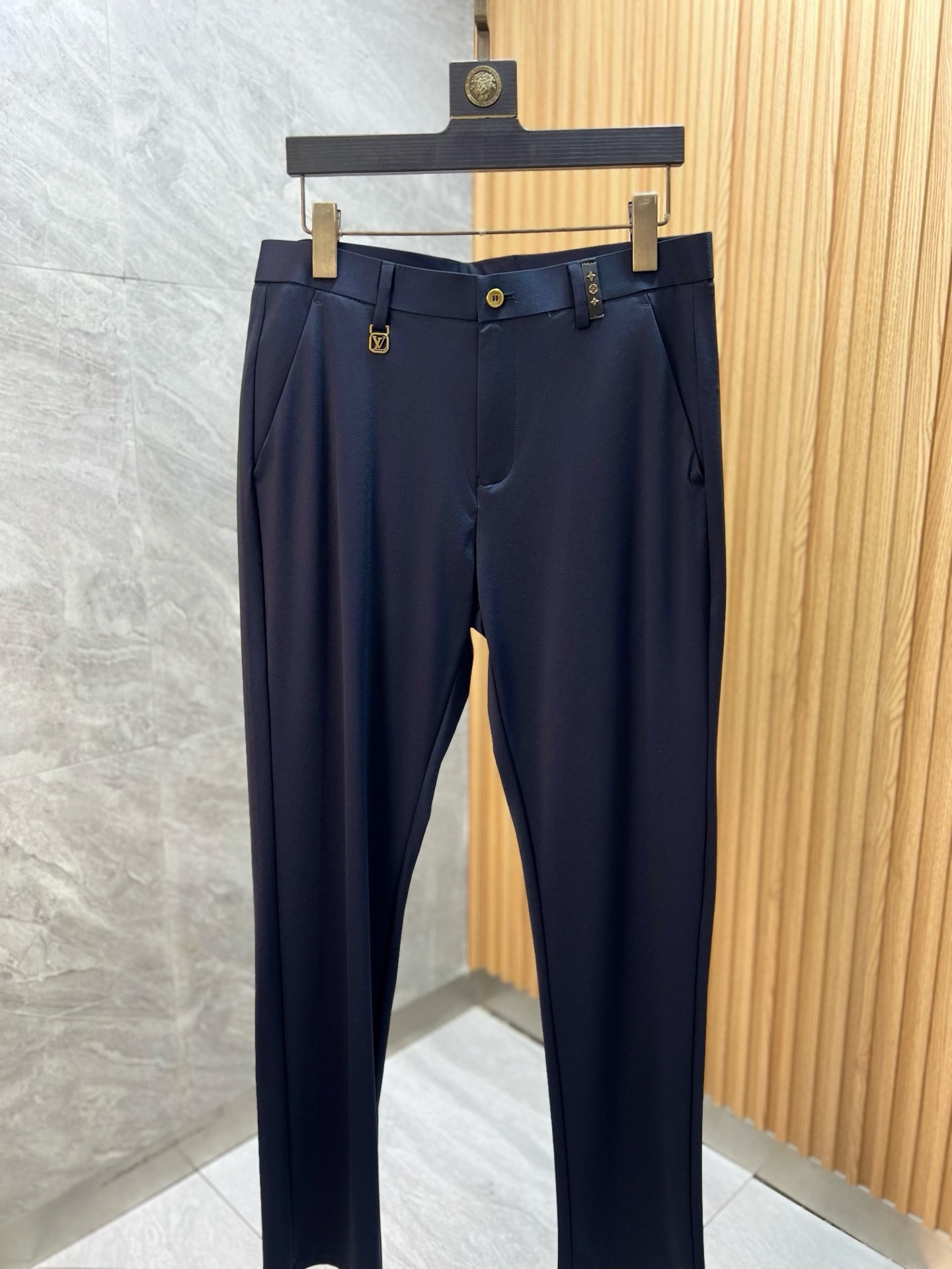 NO:831838,LV/Louis Vuitton 2026 spring and summer new products, complete with three labels, trousers and casual pants. Good products need no introduction. Look at the details. Counter size 29-38, no 35, 37/upper body 32,, louis vuitton, louis vuitton,19860909LV/路易威登 2026春夏新品 三标齐全 西裤 休闲裤 好货不用过多介绍 看细节 专柜码数29-38无35 37/上身32,,louis vuitton,louis vuitton,,Men's clothing
