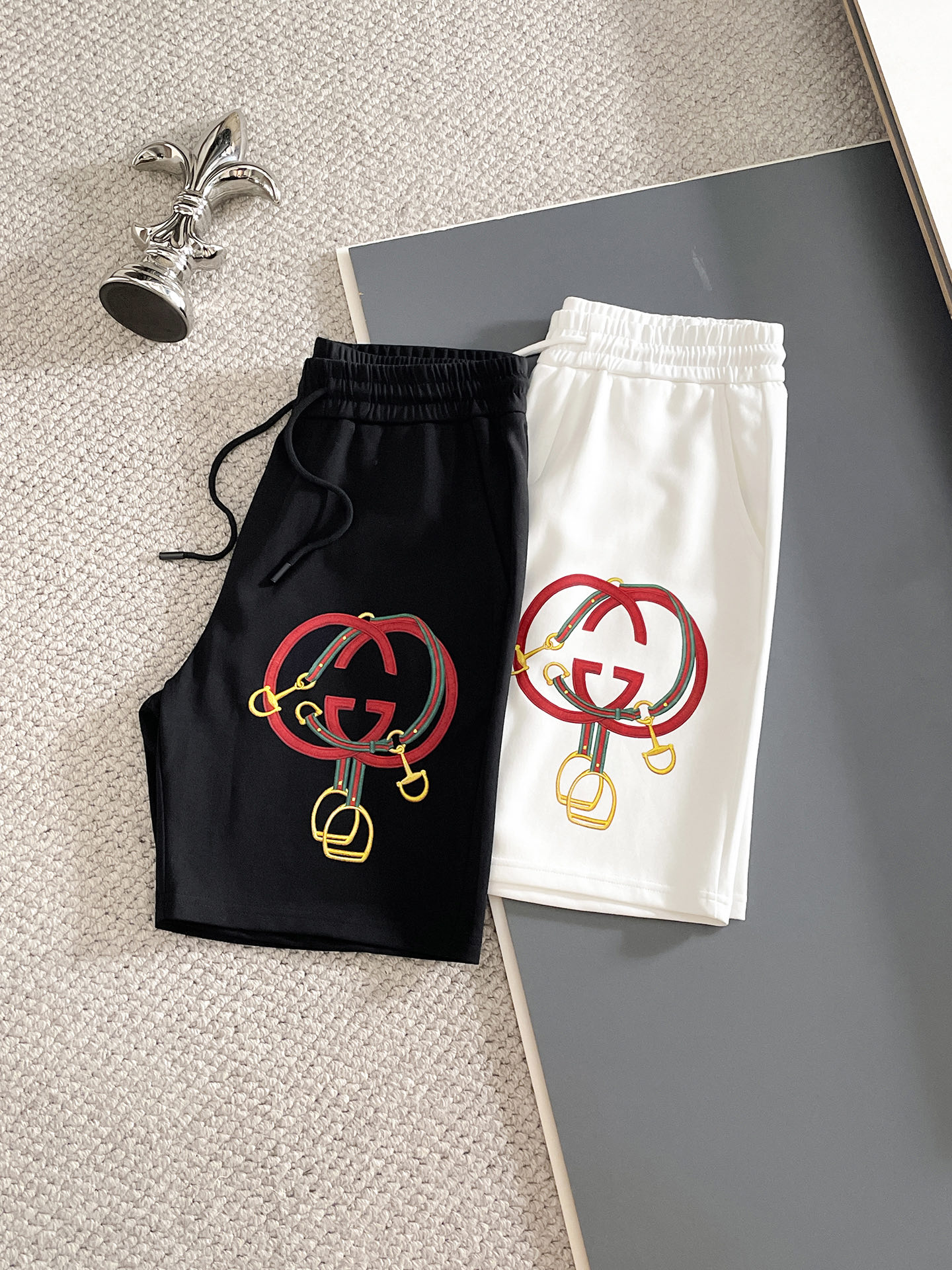 NO:873409,Gucci/Gucci 2026 spring and summer new products, complete with three labels, elastic band five-point shorts, good products without too much introduction, look at the details, counter size M-XXXL / upper body recommended L,, gucci, shorts,19860909Gucci/古奇 2026春夏新品 三标齐全 松紧带五分短裤 好货不用过多介绍 看细节 专柜码数M-XXXL /上身建议L,,gucci,shorts,,Men's clothing