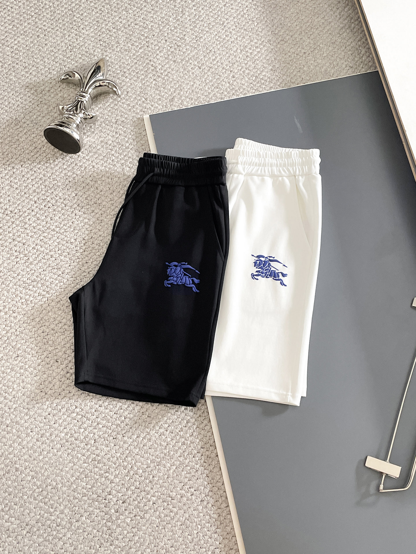 NO:873441,Burberry/Burberry 2026 spring and summer new products, complete with three standards, elastic band five-point shorts, good products need no introduction, look at the details, counter size M-XXXL / upper body recommended L,, burberry, burberry, shorts,19860909Burberry/巴宝莉 2026春夏新品 三标齐全 松紧带五分短裤 好货不用过多介绍 看细节 专柜码数M-XXXL /上身建议L,,burberry,burberry,shorts,,Men's clothing