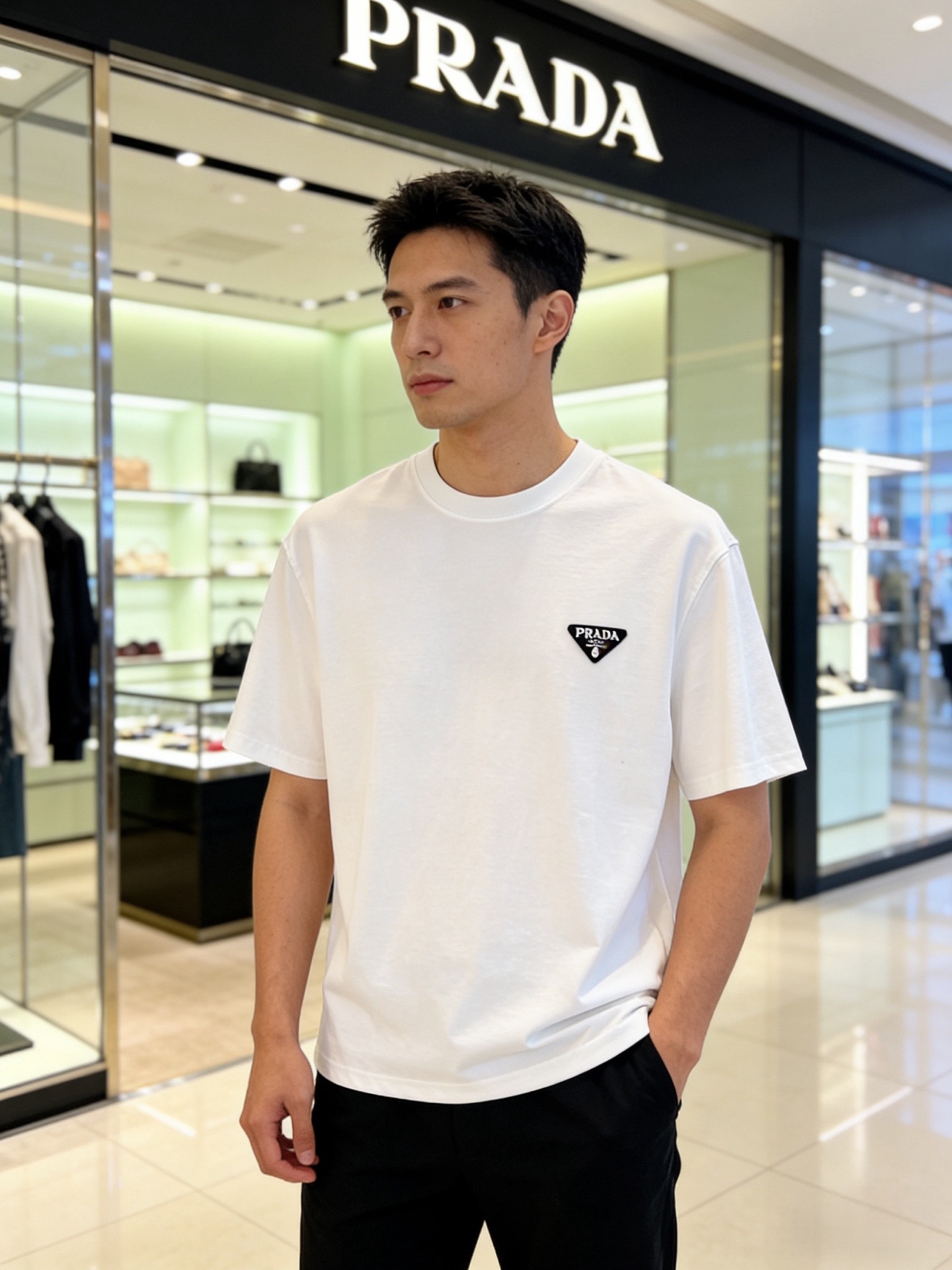 NO:957990,Prada/Prada 2026 spring and summer new products, complete with three standards, mercerized cotton short-sleeved T-shirt, good product does not need to be introduced too much, look at the details, counter size M-XXXL / recommended L,, prada, prada, T-shirt, tees, t-shirt,19860909Prada/普拉达 2026春夏新品 三标齐全 丝光棉短袖T恤 好货不用过多介绍 看细节 专柜码数M-XXXL /建议L,,prada,prada,T-shirt,tees，t-shirt,,Men's clothing
