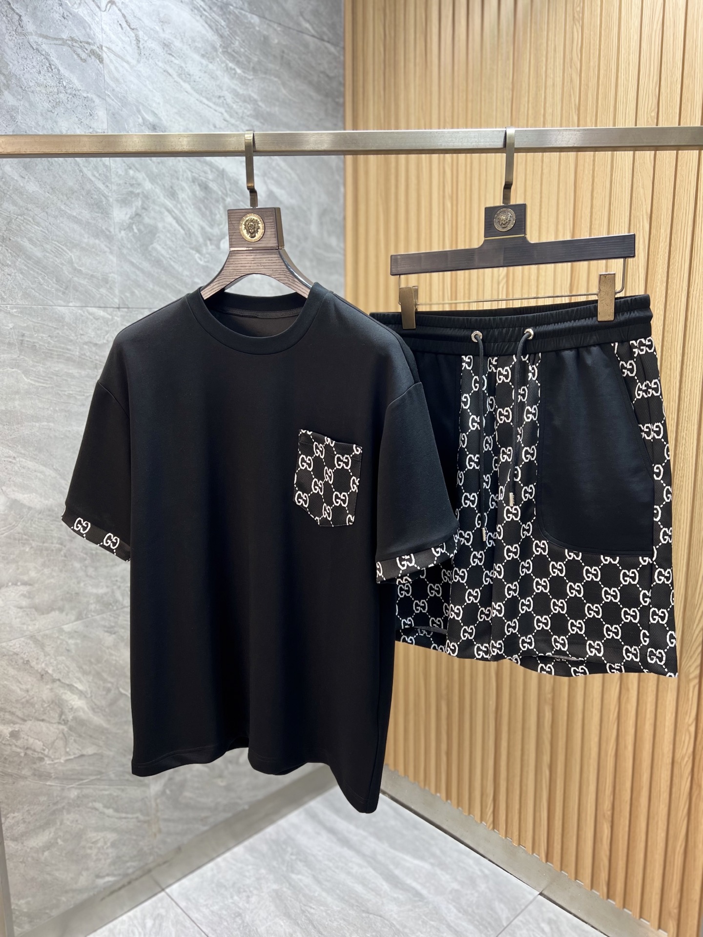 NO:831977,DG/Dolce & Gabbana 2026 spring and summer new products, complete with three standards, fashionable casual suits, good products, no need to introduce too much, look at the details, counter size M-XXXL / Recommended L,, Dolce&Gabbana,19860909DG/杜嘉班纳 2026春夏新品 三标齐全 时尚休闲套装 好货不用过多介绍 看细节 专柜码数 M-XXXL /建议L,,Dolce&Gabbana,,Men's clothing
