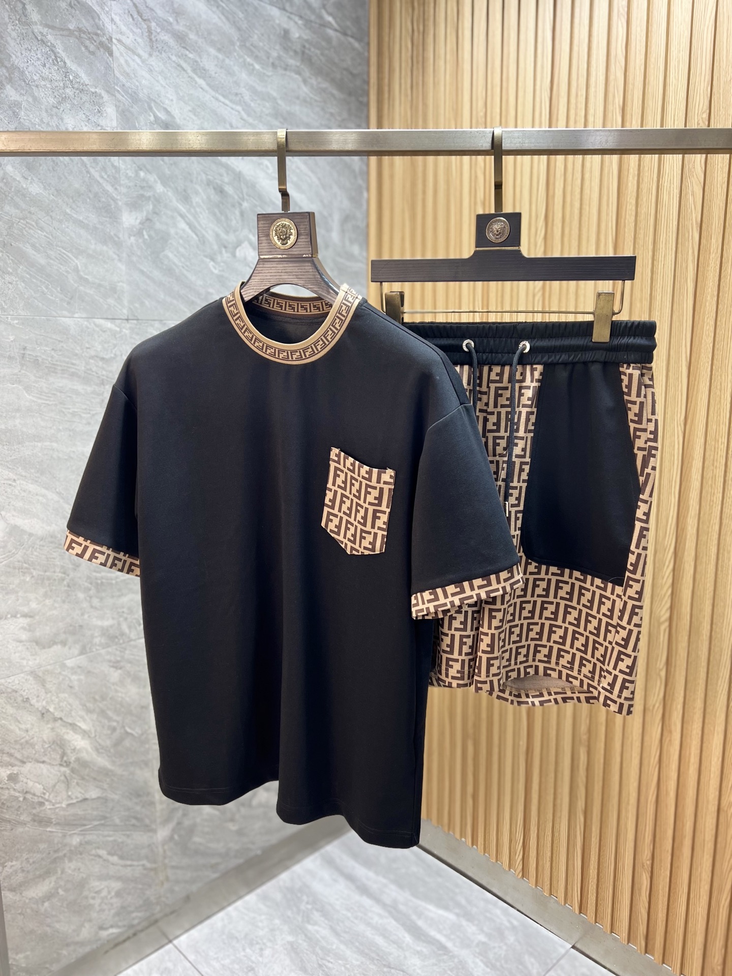 NO:831986,Fendi/Fendi 2026 spring and summer new products, complete with three standards, fashionable casual suits, good products, no need to introduce too much, look at the details, counter size M-XXXL / recommended L,, fendi, fendi,19860909Fendi/芬迪 2026春夏新品 三标齐全 时尚休闲套装 好货不用过多介绍 看细节 专柜码数 M-XXXL /建议L,,fendi,fendi,,Men's clothing