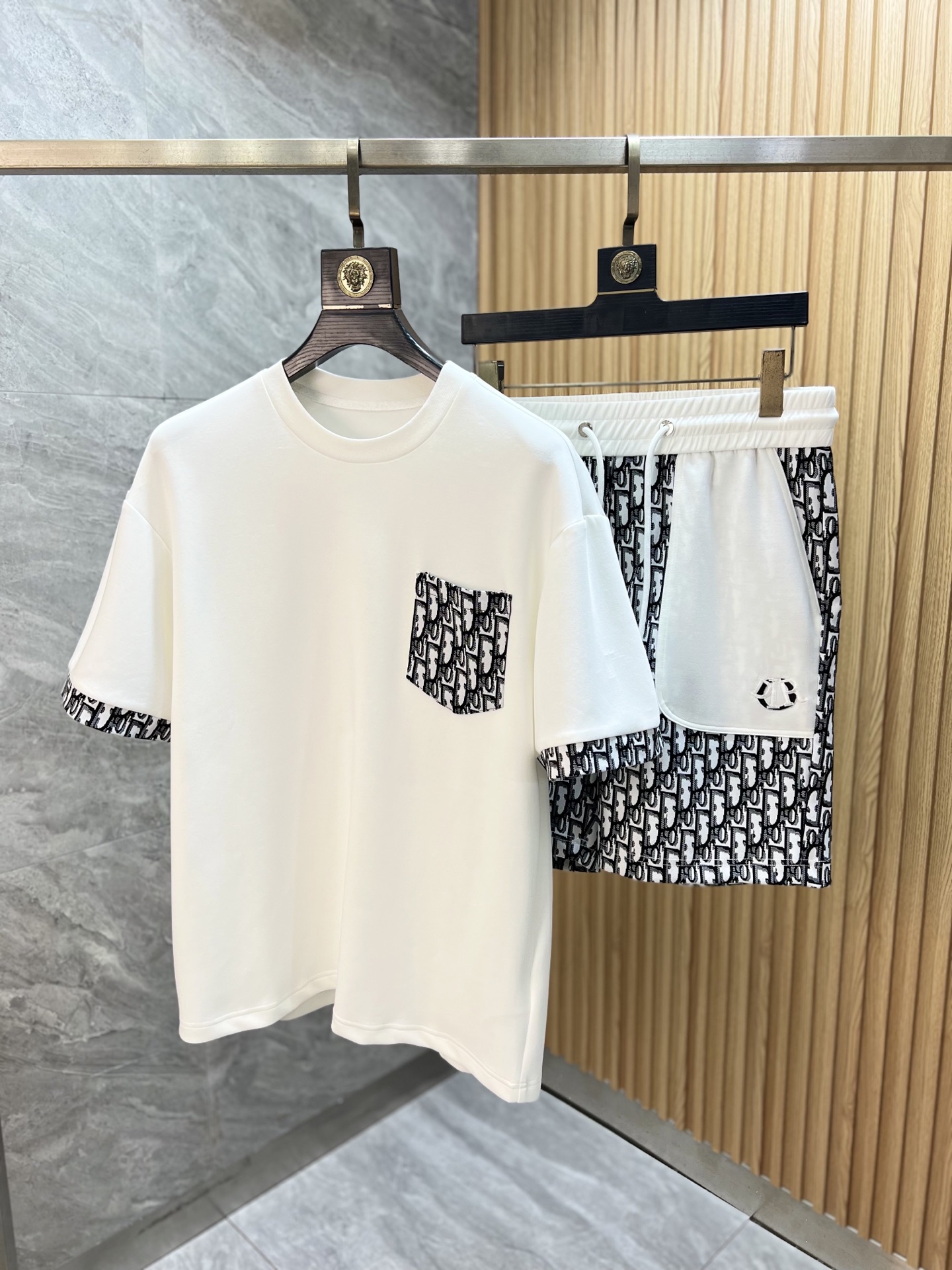 NO:831994,Dior/Dior 2026 spring and summer new products, complete with three standards, fashionable casual suits, good products, no need to introduce too much, look at the details, counter size M-XXXL / Recommended L,, dior, dior,19860909Dior/迪奥 2026春夏新品 三标齐全 时尚休闲套装 好货不用过多介绍 看细节 专柜码数 M-XXXL /建议L,,dior,dior,,Men's clothing