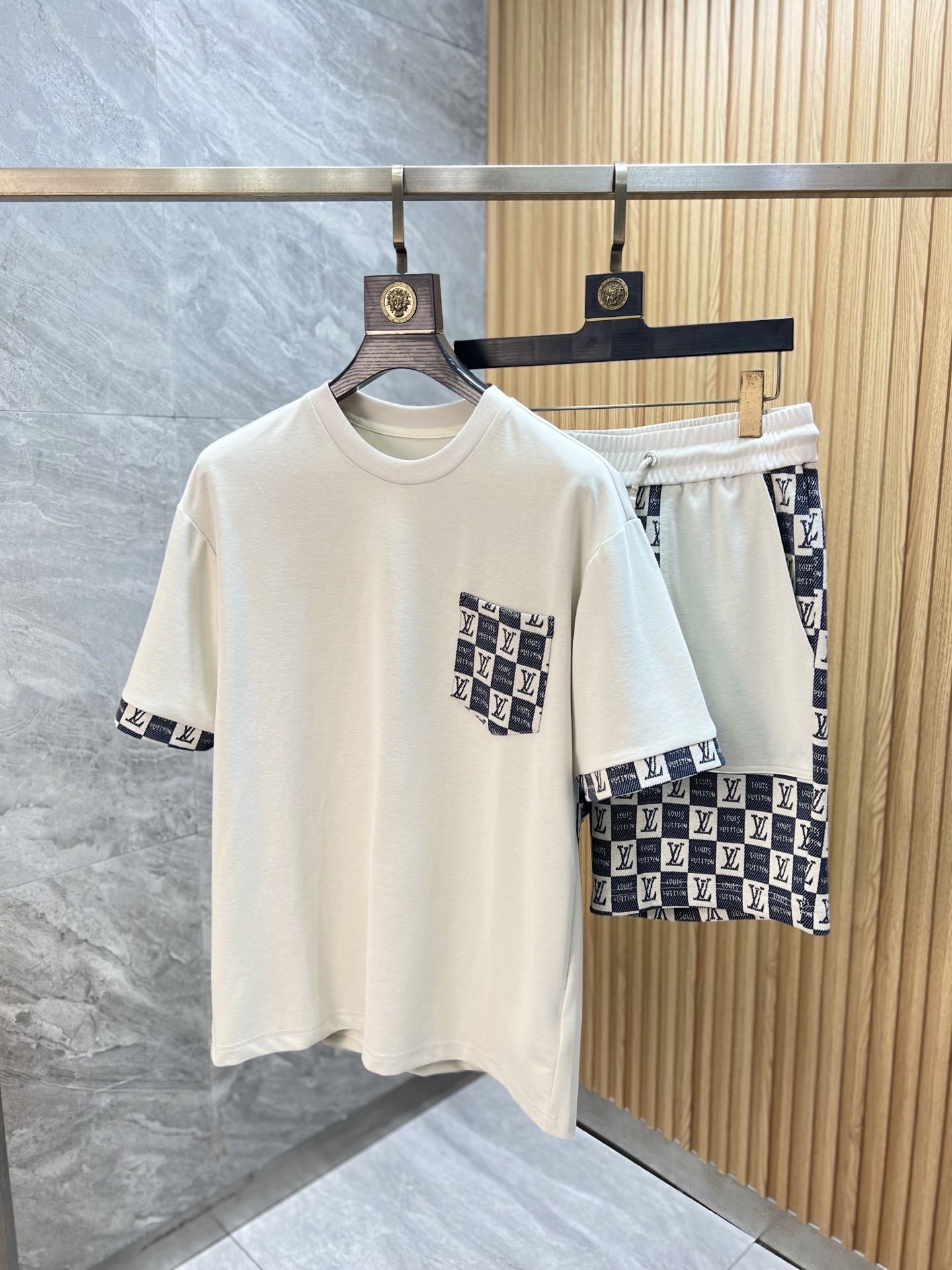 NO:831914,LV/Louis Vuitton 2026 spring and summer new products, complete with three standards, fashionable casual suits, good products without too much introduction, look at the details, counter size M-XXXL / recommended L,, louis vuitton, louis vuitton,19860909LV/路易威登 2026春夏新品 三标齐全 时尚休闲套装 好货不用过多介绍 看细节 专柜码数 M-XXXL /建议L,,louis vuitton,louis vuitton,,Men's clothing