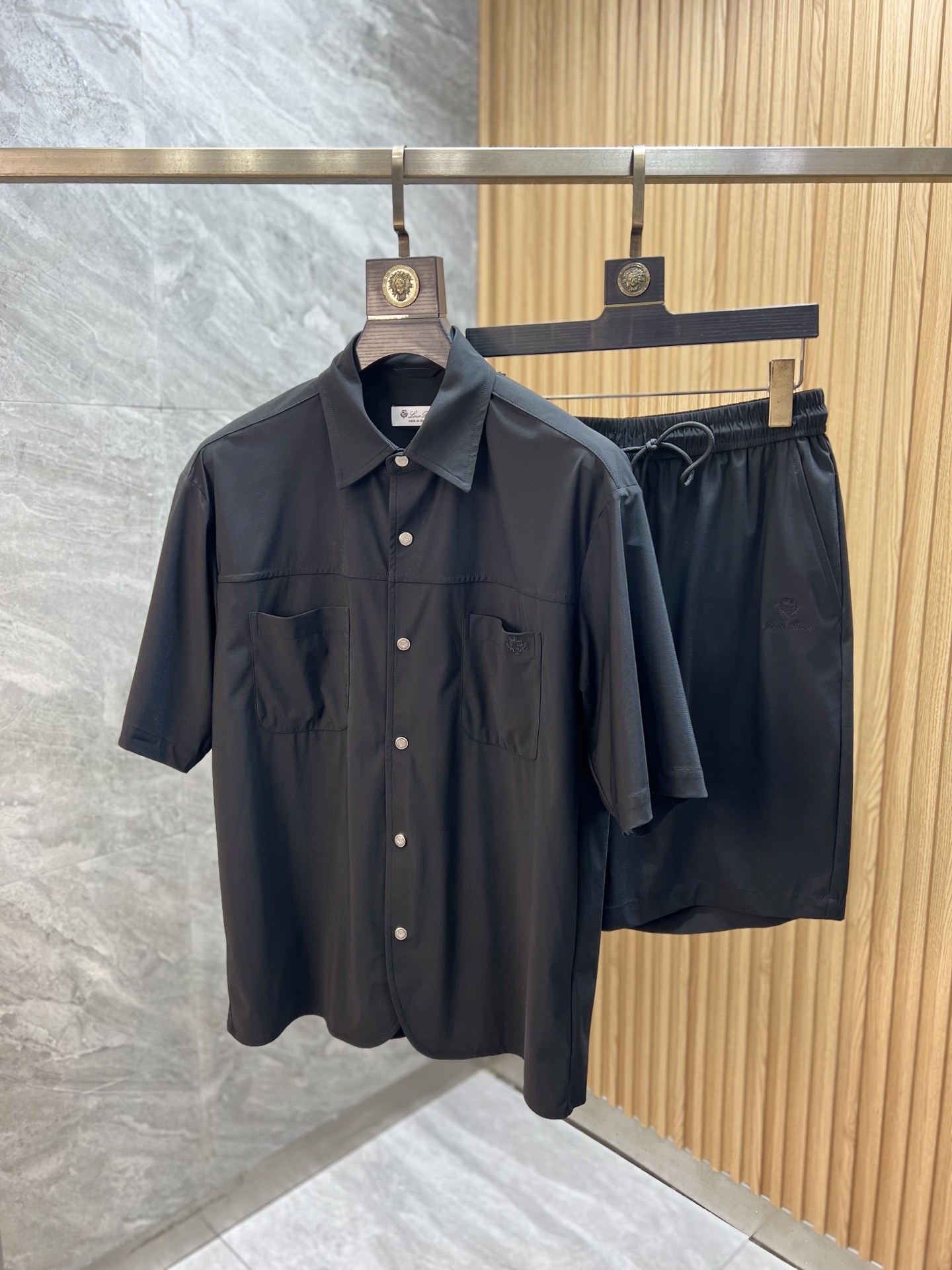 NO:831922,LP 1956 spring and summer new products, complete with three standards, fashionable casual suits, good products, no need to introduce too much, look at the details, counter size M-XXXL / Recommended L,, loro piana,19860909LP 1956春夏新品 三标齐全 时尚休闲套装 好货不用过多介绍 看细节 专柜码数 M-XXXL /建议L,,loro piana,,Men's clothing
