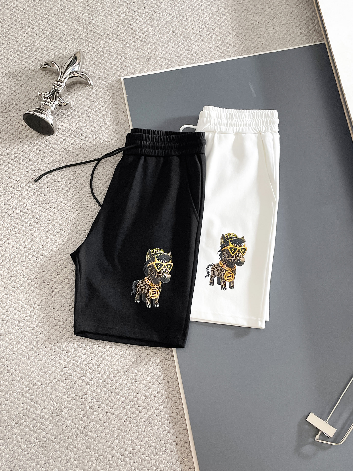 NO:832089,Fendi/Fendi 2026 spring and summer new products, complete with three standards, elastic band five-point shorts, good products without too much introduction, look at the details, counter size M-XXXL 175/upper body recommended L,,fendi,fendi,shorts,19860909Fendi/芬迪 2026春夏新品 三标齐全 松紧带五分短裤 好货不用过多介绍 看细节 专柜码数M-XXXL 175/上身建议L,,fendi,fendi,shorts,,Men's clothing