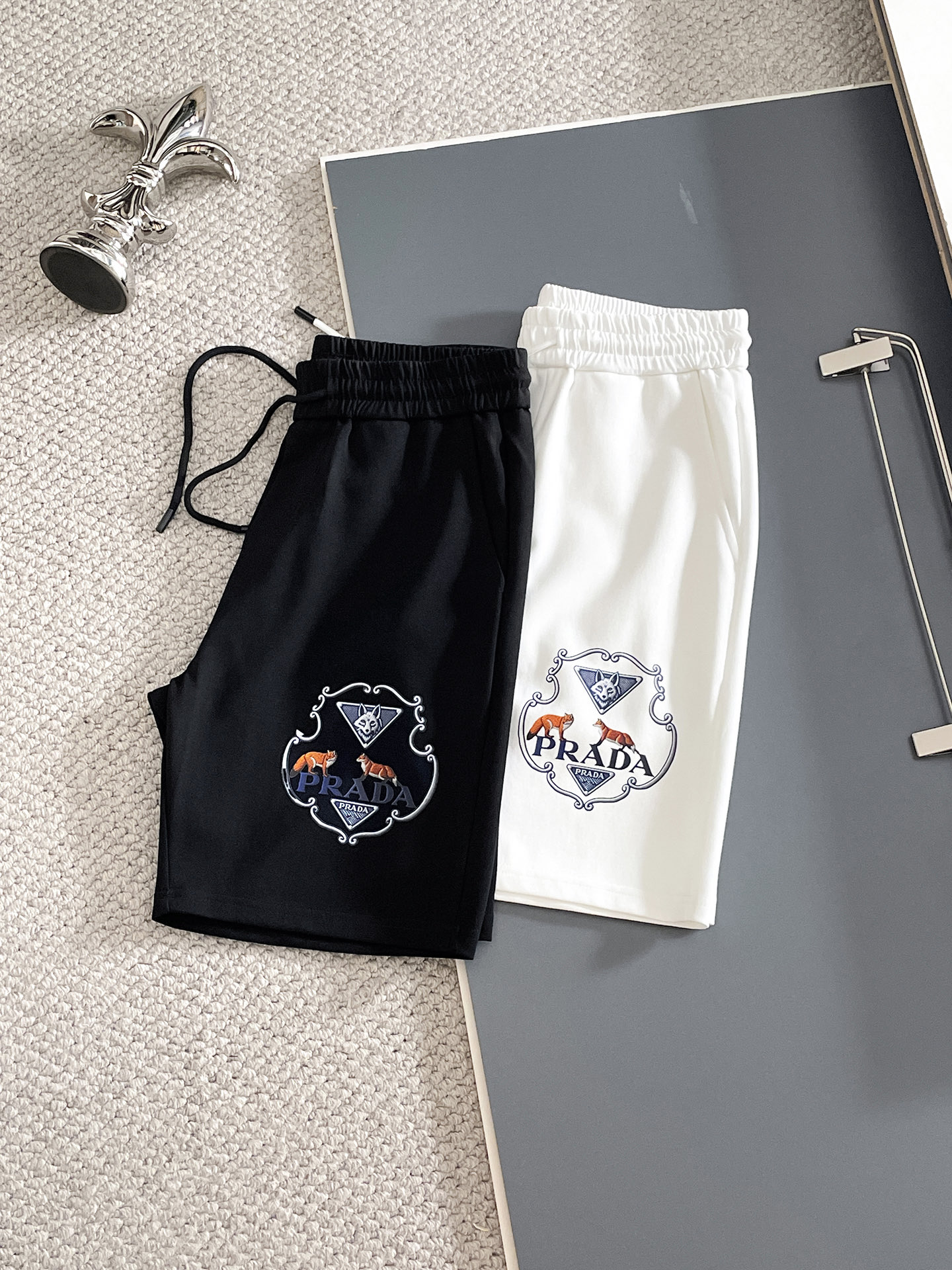 NO:832001,prada/Prada 2026 spring and summer new products, complete with three standards, elastic band five-point shorts, good products without too much introduction, look at the details, counter size M-XXXL 175/upper body recommended L,, prada, prada, shorts,19860909prada/普拉达 2026春夏新品 三标齐全 松紧带五分短裤 好货不用过多介绍 看细节 专柜码数M-XXXL 175/上身建议L,,prada,prada,shorts,,Men's clothing