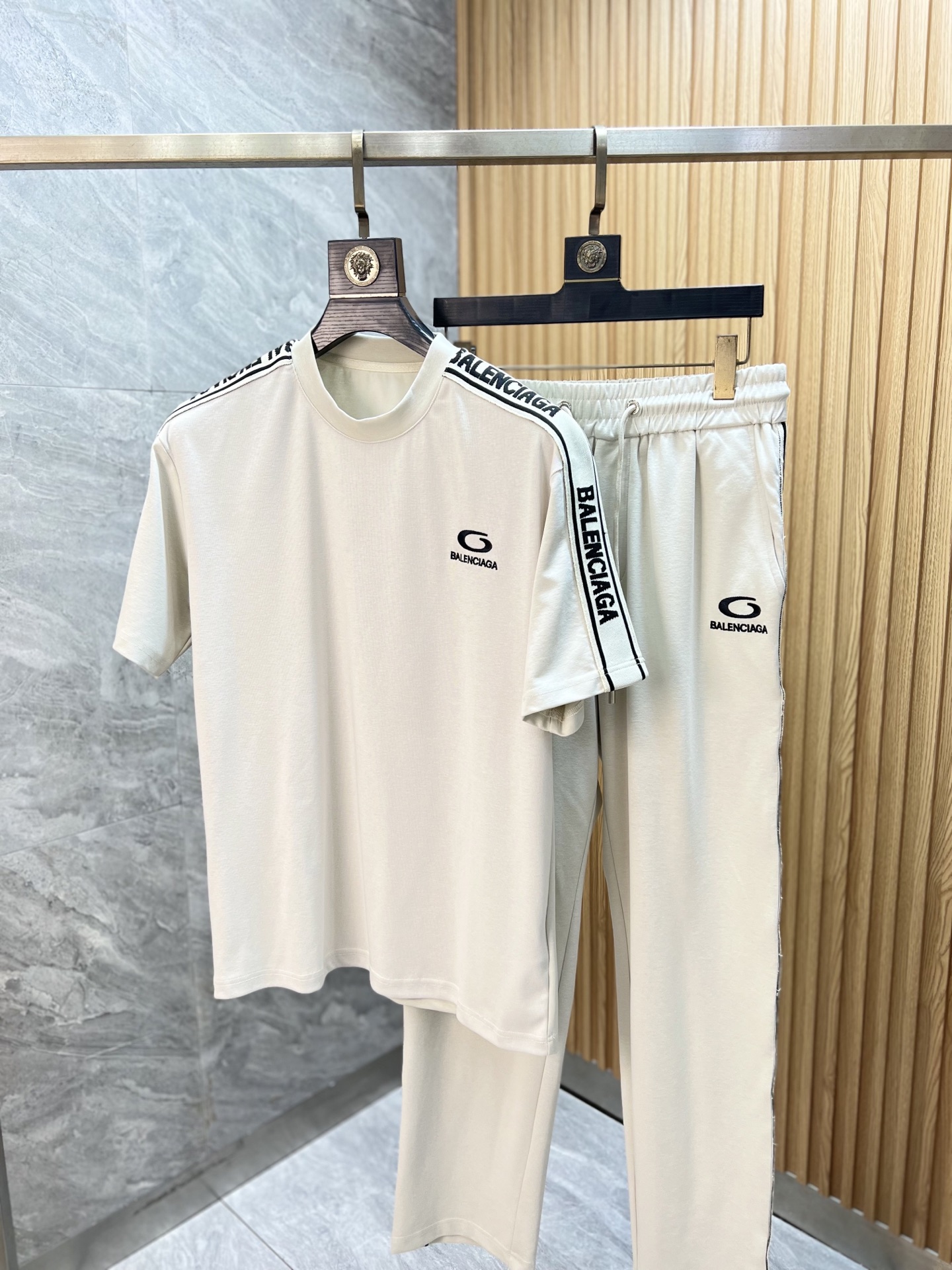 NO:833337,Dior 2026 spring and summer new products, complete with three standards, fashionable casual suits, good products without too much introduction, look at the details, counter size M-XXXL / Recommended L,, dior,19860909迪奥 2026春夏新品 三标齐全 时尚休闲套装 好货不用过多介绍 看细节 专柜码数 M-XXXL /建议L,,dior,,Men's clothing