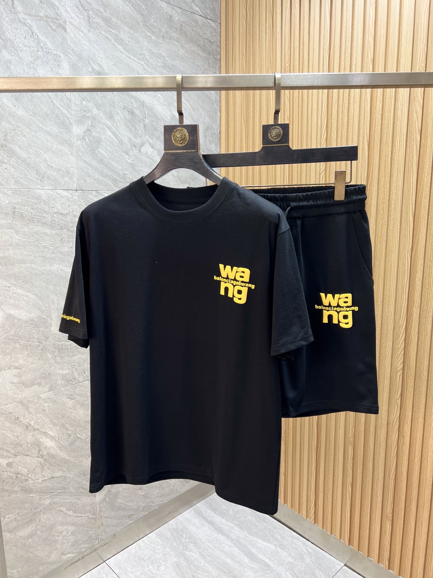 NO:833359,Tops and pants Alexander Wang 2026 spring and summer new products, complete with three standards, fashionable casual suits, good products without too much introduction, look at the details, counter size M-XXXL / recommended L,,19860909上衣 裤子亚历山大 王 2026春夏新品 三标齐全 时尚休闲套装 好货不用过多介绍 看细节 专柜码数 M-XXXL /建议L,,,Men's clothing