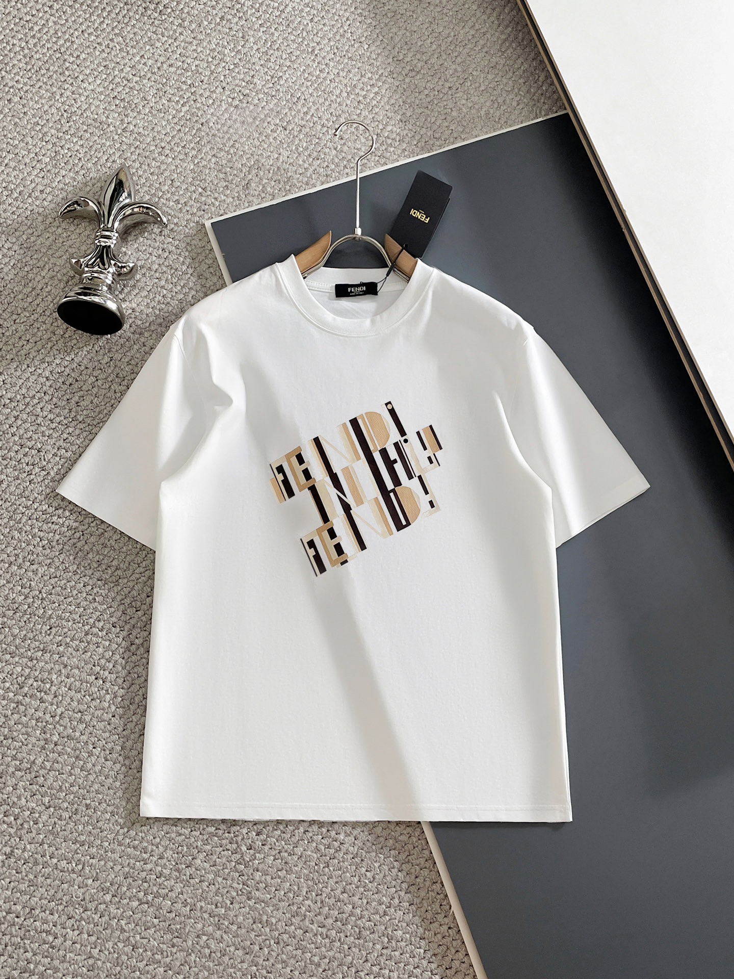 NO:833370,Fendi/Fendi 2026 spring and summer new products, complete with three labels, mercerized cotton short-sleeved T-shirt, good product without too much introduction, look at the details, counter size M-XXXL 175/140, recommended L,, fendi, fendi, T-shirt, tees, t-shirt,19860909Fendi/芬迪 2026春夏新品 三标齐全 丝光棉短袖T恤 好货不用过多介绍 看细节 专柜码数M-XXXL 175/140建议L,,fendi,fendi,T-shirt,tees，t-shirt,,Men's clothing