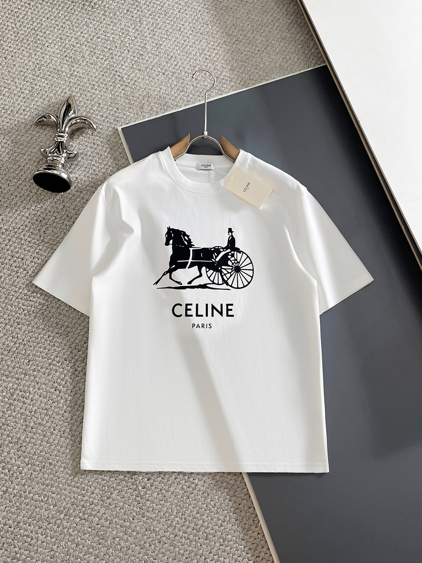 NO:833384,Celine/Celine 2026 spring and summer new products, complete with three labels, mercerized cotton short-sleeved T-shirt, good product without too much introduction, look at the details, counter size M-XXXL 175/140, recommended L,,celine,celine,T-shirt,tees,t-shirt,19860909Celine/赛琳 2026春夏新品 三标齐全 丝光棉短袖T恤 好货不用过多介绍 看细节 专柜码数M-XXXL 175/140建议L,,celine,celine,T-shirt,tees，t-shirt,,Men's clothing