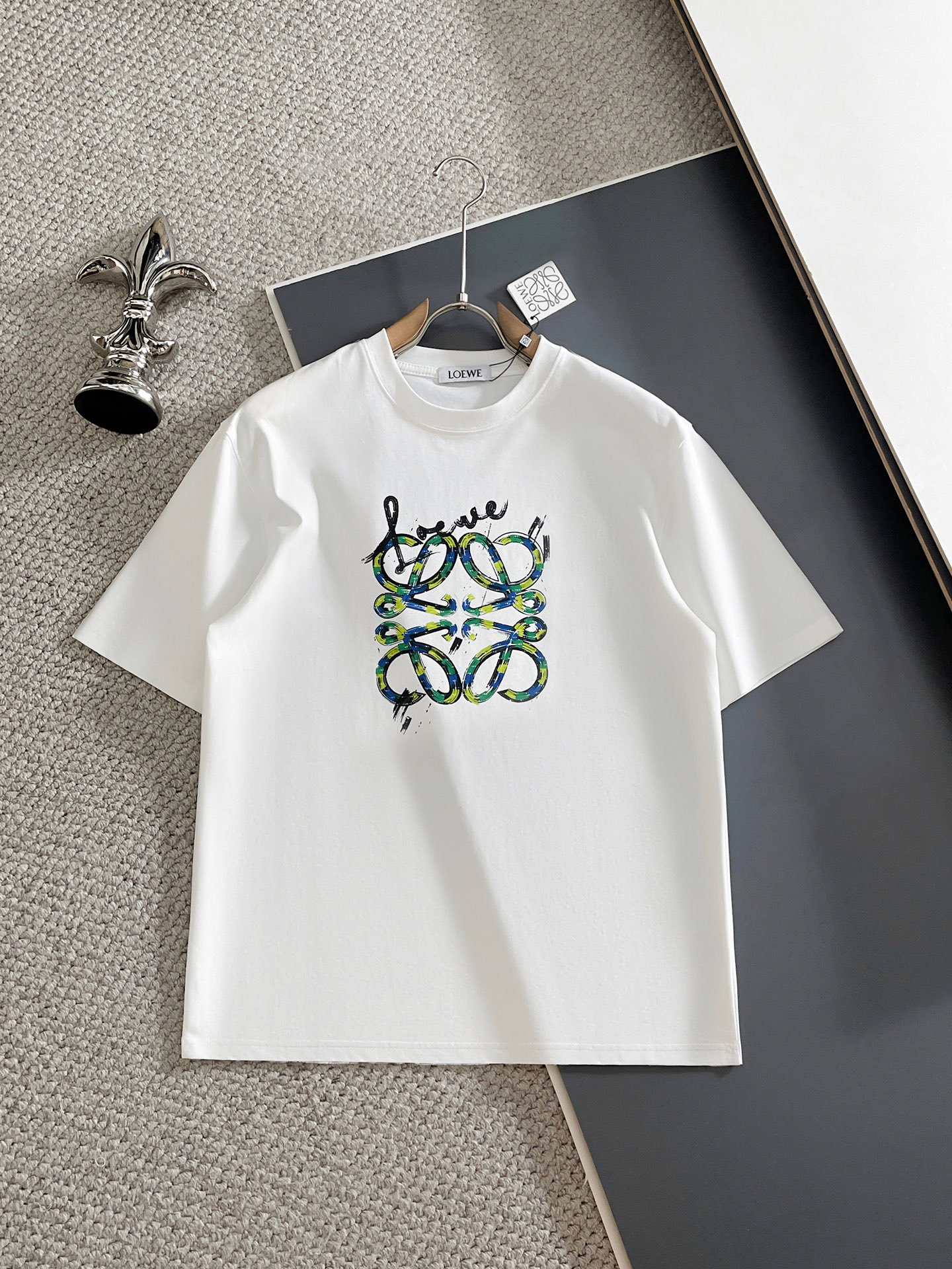 NO:833455,Loewe/Luo Yiwei 2026 spring and summer new products, complete with three labels, mercerized cotton short-sleeved T-shirt, good product without too much introduction, look at the details, counter size M-XXXL 175/140, recommended L,, loewe, loewe, T-shirt, tees, t-shirt,19860909Loewe/罗意威 2026春夏新品 三标齐全 丝光棉短袖T恤 好货不用过多介绍 看细节 专柜码数M-XXXL 175/140建议L,,loewe,loewe,T-shirt,tees，t-shirt,,Men's clothing