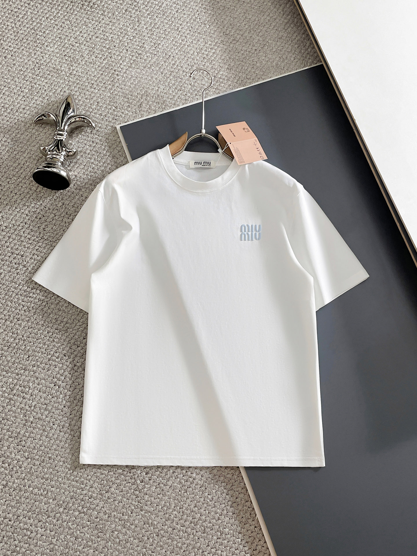 NO:833463,MiuMiu 2026 spring and summer new products, complete with three standards, mercerized cotton short-sleeved T-shirt, good product, no need to introduce too much, look at the details, counter size M-XXXL 175/140, recommended L,, miumiu, T-shirt, tees, t-shirt,19860909MiuMiu 2026春夏新品 三标齐全 丝光棉短袖T恤 好货不用过多介绍 看细节 专柜码数M-XXXL 175/140建议L,,miumiu,T-shirt,tees，t-shirt,,Men's clothing