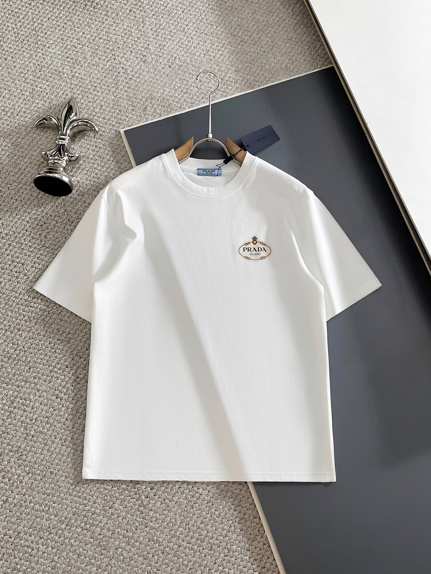 NO:833470,prada/Prada 2026 spring and summer new products, complete with three labels, mercerized cotton short-sleeved T-shirt, good product, no need to introduce too much, look at the details, counter size M-XXXL 175/140, recommended L,, prada, prada, T-shirt, tees, t-shirt,19860909prada/普拉达 2026春夏新品 三标齐全 丝光棉短袖T恤 好货不用过多介绍 看细节 专柜码数M-XXXL 175/140建议L,,prada,prada,T-shirt,tees，t-shirt,,Men's clothing