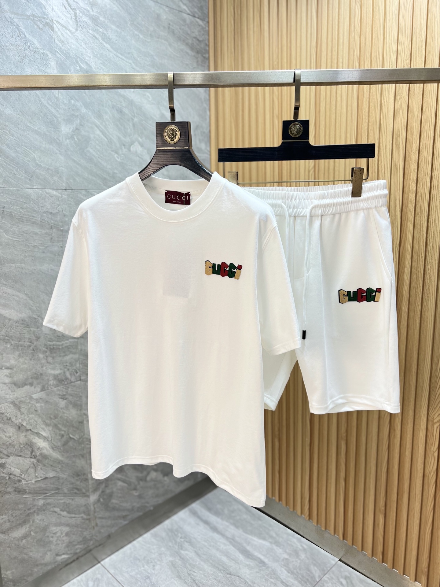NO:912927,Tops, pants, Gucci/Gucci, 2026 spring and summer new arrivals, complete with three labels, fashionable casual suits, good products, no need to introduce too much, look at the details, counter size M-XXXL/recommended L,,gucci,19860909上衣 裤子Gucci/古奇 2026春夏新品 三标齐全 时尚休闲套装 好货不用过多介绍 看细节 专柜码数 M-XXXL /建议L,,gucci,,Men's clothing