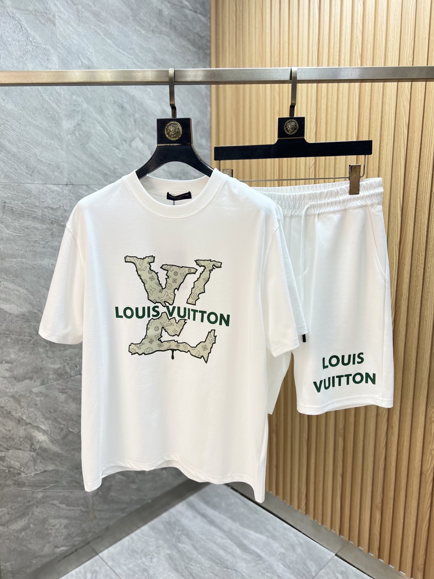 NO:912930,Tops, pants, LV/Louis Vuitton 2026 spring and summer new products, complete with three labels, fashionable casual suits, good products, no need to introduce too much, look at the details, counter size M-XXXL / recommended L,, louis vuitton, louis vuitton,19860909上衣 裤子LV/路易威登 2026春夏新品 三标齐全 时尚休闲套装 好货不用过多介绍 看细节 专柜码数 M-XXXL /建议L,,louis vuitton,louis vuitton,,Men's clothing