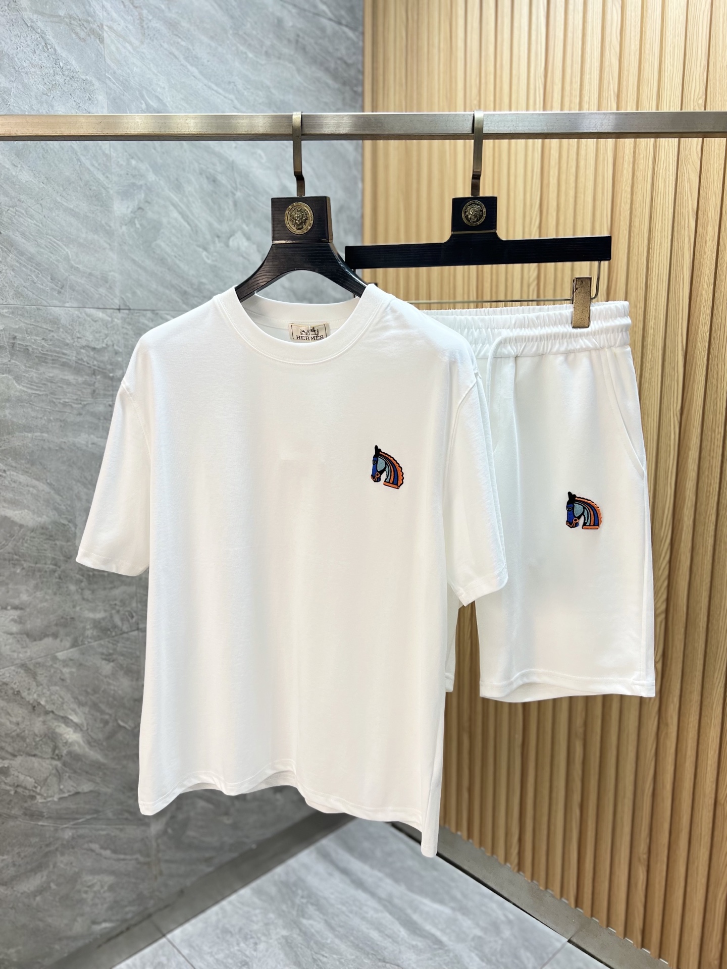 NO:912936,Tops, pants, Hermes/Hermès 2026 spring and summer new products, complete with three labels, fashionable casual suits, good products, no need to introduce too much, look at the details, counter size M-XXXL / recommended L,, hermes, hermes,19860909上衣 裤子Hermes/爱马仕 2026春夏新品 三标齐全 时尚休闲套装 好货不用过多介绍 看细节 专柜码数 M-XXXL /建议L,,hermes,hermes,,Men's clothing