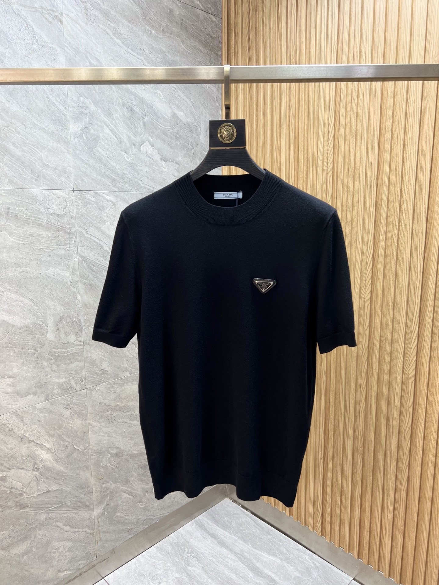 NO:915614,prada/Prada 2026 spring and summer new products, complete with three labels, knitted round neck short-sleeved T-shirt, old money style series, good products need no introduction, look at the details, counter size M-XXXL 175/140, recommended L,, prada, prada, T-shirt, tees, t-shirt,19860909prada/普拉达 2026年春夏新品上新 三标齐全 针织圆领短袖T恤 老钱风系列 好货不用过多介绍 看细节 专柜码数M-XXXL 175/140建议L,,prada,prada,T-shirt,tees，t-shirt,,Men's clothing