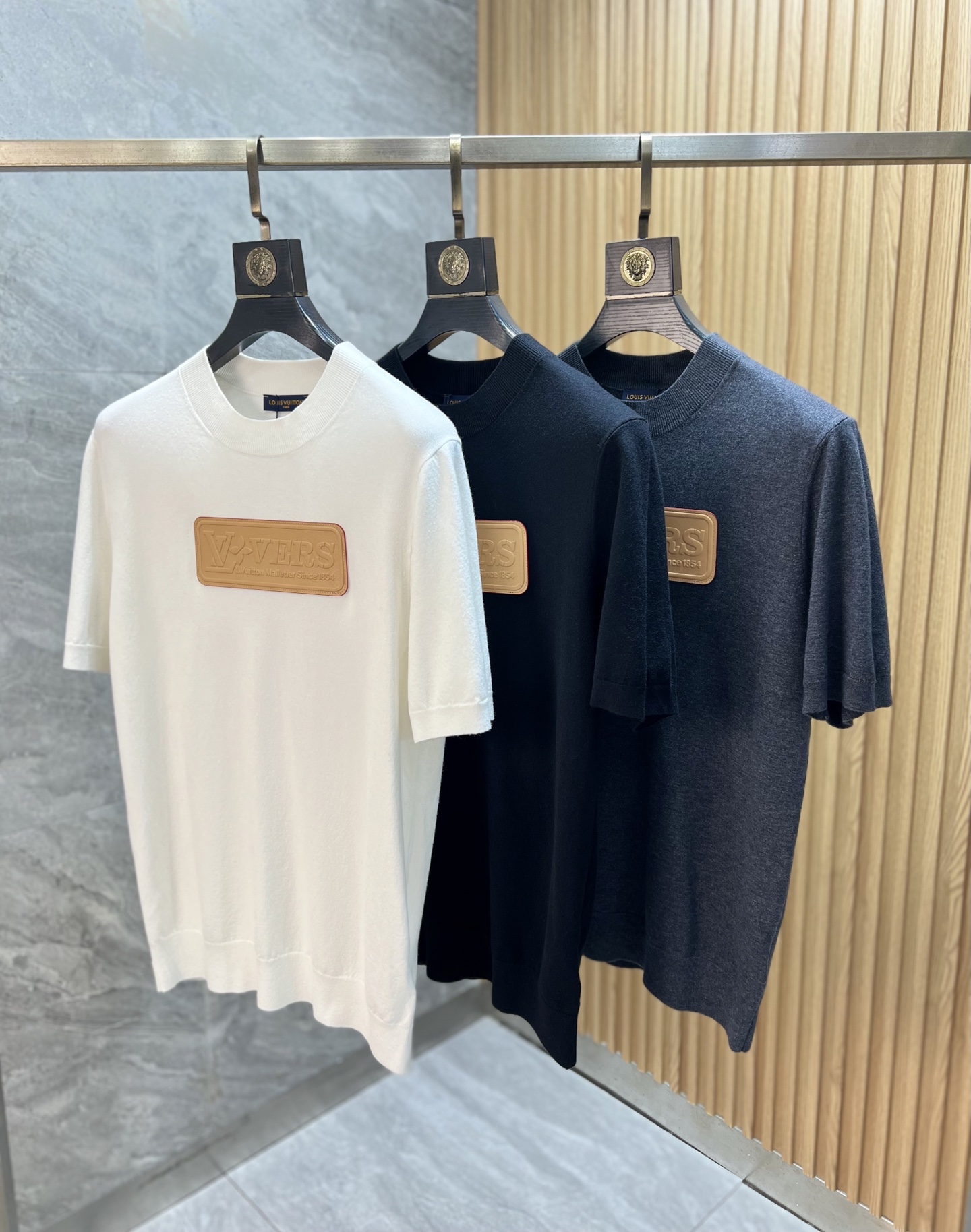 NO:835317,LV/Louis Vuitton 2026 spring and summer new products, complete with three labels, knitted round neck short-sleeved T-shirt, old money style series, good products need no introduction, look at the details, counter size M-XXXL / recommended L,, louis vuitton, louis vuitton, T-shirt, tees, t-shirt,19860909LV/路易威登 2026年春夏新品上新 三标齐全 针织圆领短袖T恤 老钱风系列 好货不用过多介绍 看细节 专柜码数M-XXXL /建议L,,louis vuitton,louis vuitton,T-shirt,tees，t-shirt,,Men's clothing