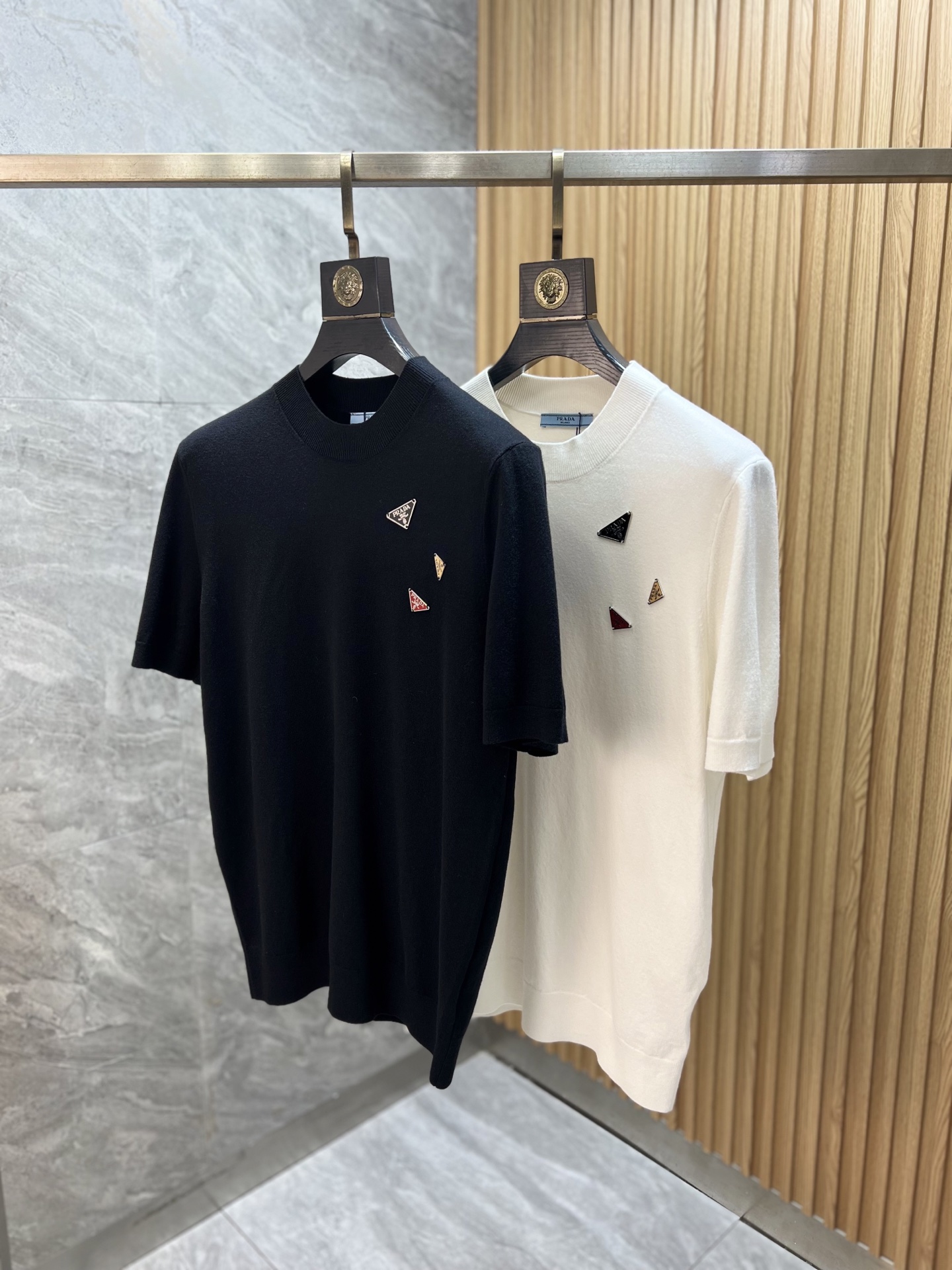 NO:835322,prada/Prada 2026 spring and summer new products, complete with three labels, knitted round neck short-sleeved T-shirt, old money style series, good products need not be introduced too much, look at the details, counter size M-XXXL / recommended L,, prada, prada, T-shirt, tees, t-shirt,19860909prada/普拉达 2026年春夏新品上新 三标齐全 针织圆领短袖T恤 老钱风系列 好货不用过多介绍 看细节 专柜码数M-XXXL /建议L,,prada,prada,T-shirt,tees，t-shirt,,Men's clothing