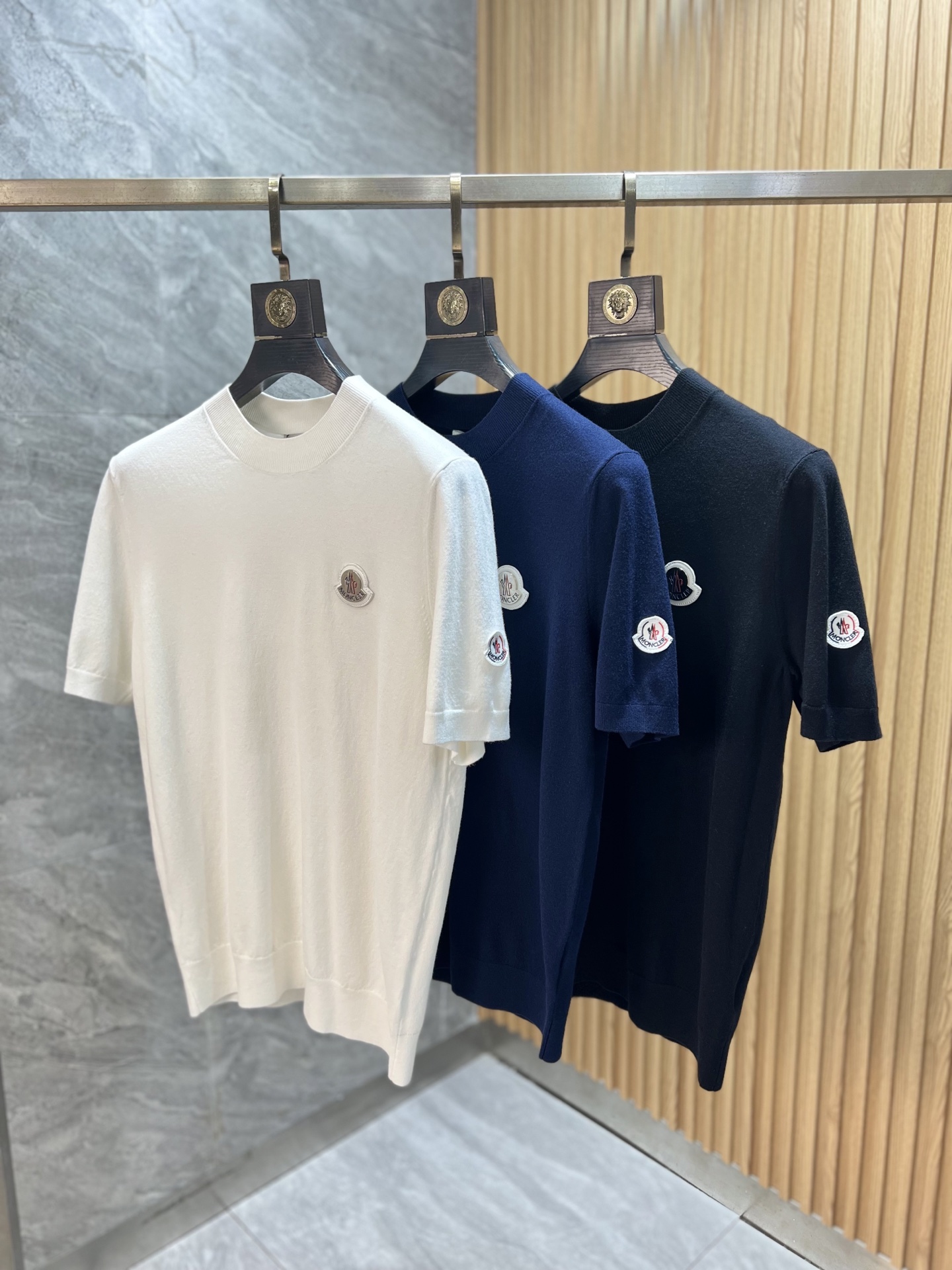 NO:835331,Moncler/Mongolian 2026 spring and summer new products, complete with three labels, knitted round neck short-sleeved T-shirt, old money style series, good products need no introduction, look at the details, counter size M-XXXL 175/140, recommended L, Moncler, T-shirt, tees, t-shirt,19860909Moncler/蒙口 2026年春夏新品上新 三标齐全 针织圆领短袖T恤 老钱风系列 好货不用过多介绍 看细节 专柜码数M-XXXL 175/140建议L,,Moncler,T-shirt,tees，t-shirt,,Men's clothing