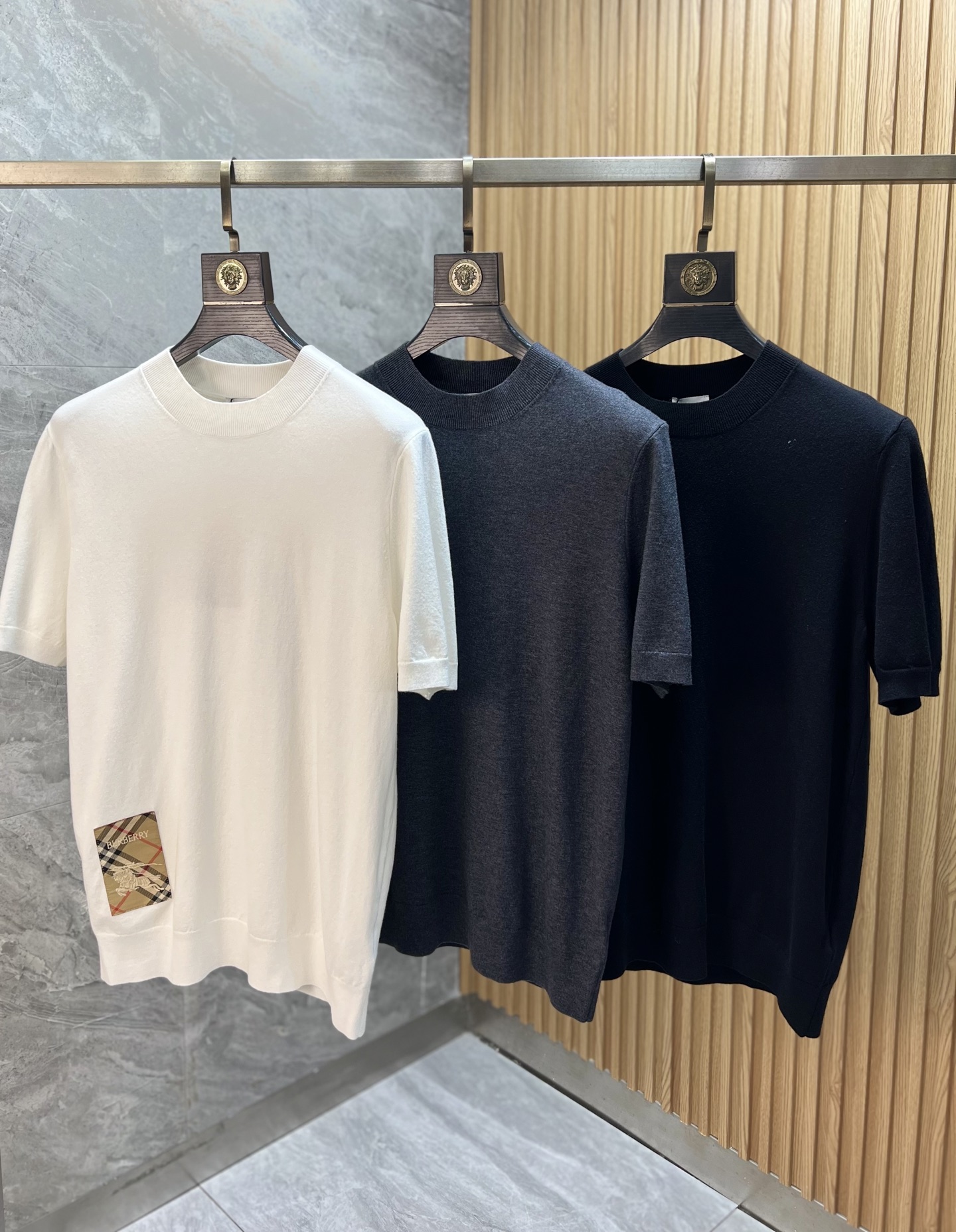 NO:835339,Burberry/Burberry 2026 spring and summer new products, complete with three labels, knitted round neck short-sleeved T-shirt, old money style series, good products need no introduction, look at the details, counter size M-XXXL 175/140, recommended L,, burberry, burberry, T-shirt, tees, t-shirt,19860909Burberry/巴宝莉 2026年春夏新品上新 三标齐全 针织圆领短袖T恤 老钱风系列 好货不用过多介绍 看细节 专柜码数M-XXXL 175/140建议L,,burberry,burberry,T-shirt,tees，t-shirt,,Men's clothing