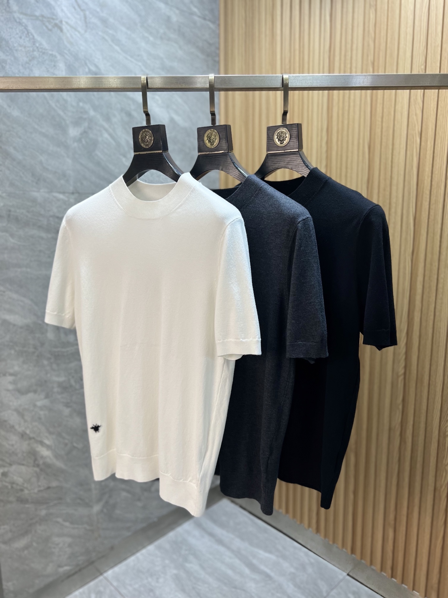 NO:835343,Dior/Dior 2026 spring and summer new products, complete with three labels, knitted round neck short-sleeved T-shirt, old money style series, good products need no introduction, look at the details, counter size M-XXXL 175/140, recommended L,, dior, dior, T-shirt, tees, t-shirt,19860909Dior/迪奥 2026年春夏新品上新 三标齐全 针织圆领短袖T恤 老钱风系列 好货不用过多介绍 看细节 专柜码数M-XXXL 175/140建议L,,dior,dior,T-shirt,tees，t-shirt,,Men's clothing