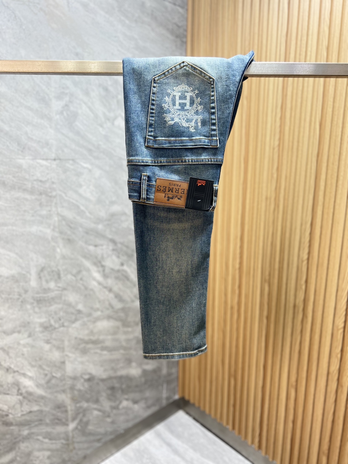 NO:916540,Hermes/Hermès 2026 spring and summer new products, complete with three labels, jeans, good products, no need to introduce too much, look at the details, counter size 28-38 / upper body size 32,, hermes, hermes, jeans,19860909Hermes/爱马仕 2026春夏新品 三标齐全 牛仔裤 好货不用过多介绍 看细节 专柜码数28-38 /上身32码,,hermes,hermes,jeans,,Men's clothing