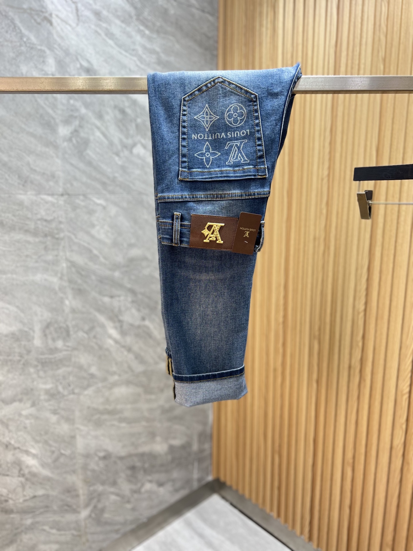 NO:916552,LV/Louis Vuitton 2026 spring and summer new products, complete with three labels, jeans, good products, no need to introduce too much, look at the details, counter size 28-38 / upper body size 32, louis vuitton, louis vuitton, jeans,19860909LV/路易威登 2026春夏新品 三标齐全 牛仔裤 好货不用过多介绍 看细节 专柜码数28-38 /上身32码,,louis vuitton,louis vuitton,jeans,,Men's clothing