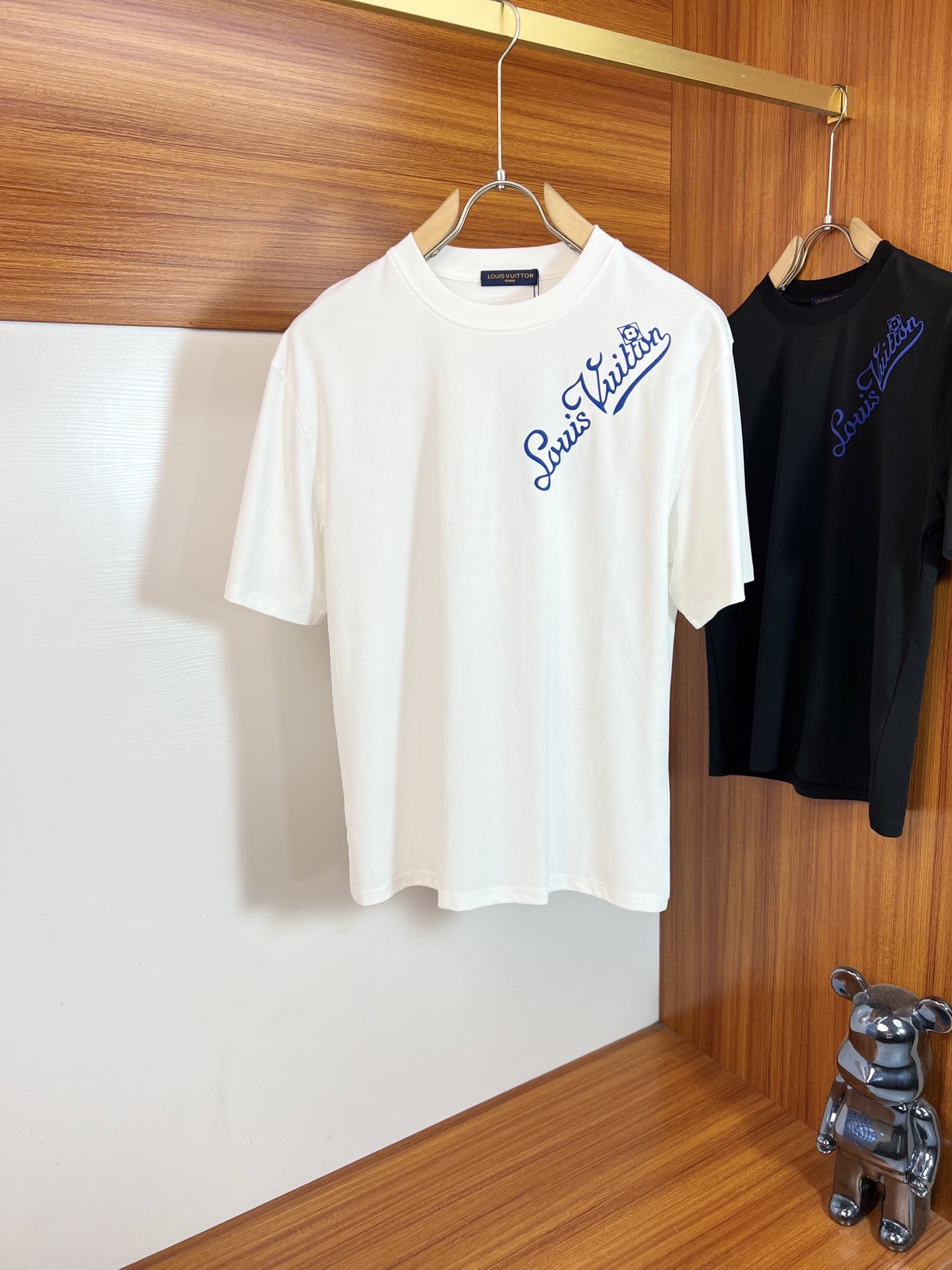 NO:915620,LV/Louis Vuitton 2026 spring and summer new products, complete with three labels, mercerized cotton round neck short-sleeved T-shirt, good product without too much introduction, look at the details, counter size M-XXXL / recommended L,,,louis vuitton,louis vuitton,T-shirt,tees,t-shirt,19860909LV/路易威登 2026年春夏新品上新 三标齐全 丝光棉圆领短袖T恤 好货不用过多介绍 看细节 专柜码数M-XXXL /建议L,,,louis vuitton,louis vuitton,T-shirt,tees，t-shirt,,Men's clothing