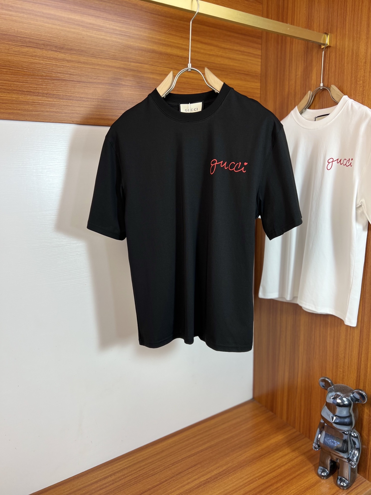 NO:915622,Gucci/Gucci 2026 spring and summer new products, complete with three labels, mercerized cotton round neck short-sleeved T-shirt, good product without too much introduction, look at the details, counter size M-XXXL / recommended L,,,gucci,T-shirt,tees,t-shirt,19860909Gucci/古奇 2026年春夏新品上新 三标齐全 丝光棉圆领短袖T恤 好货不用过多介绍 看细节 专柜码数M-XXXL /建议L,,,gucci,T-shirt,tees，t-shirt,,Men's clothing