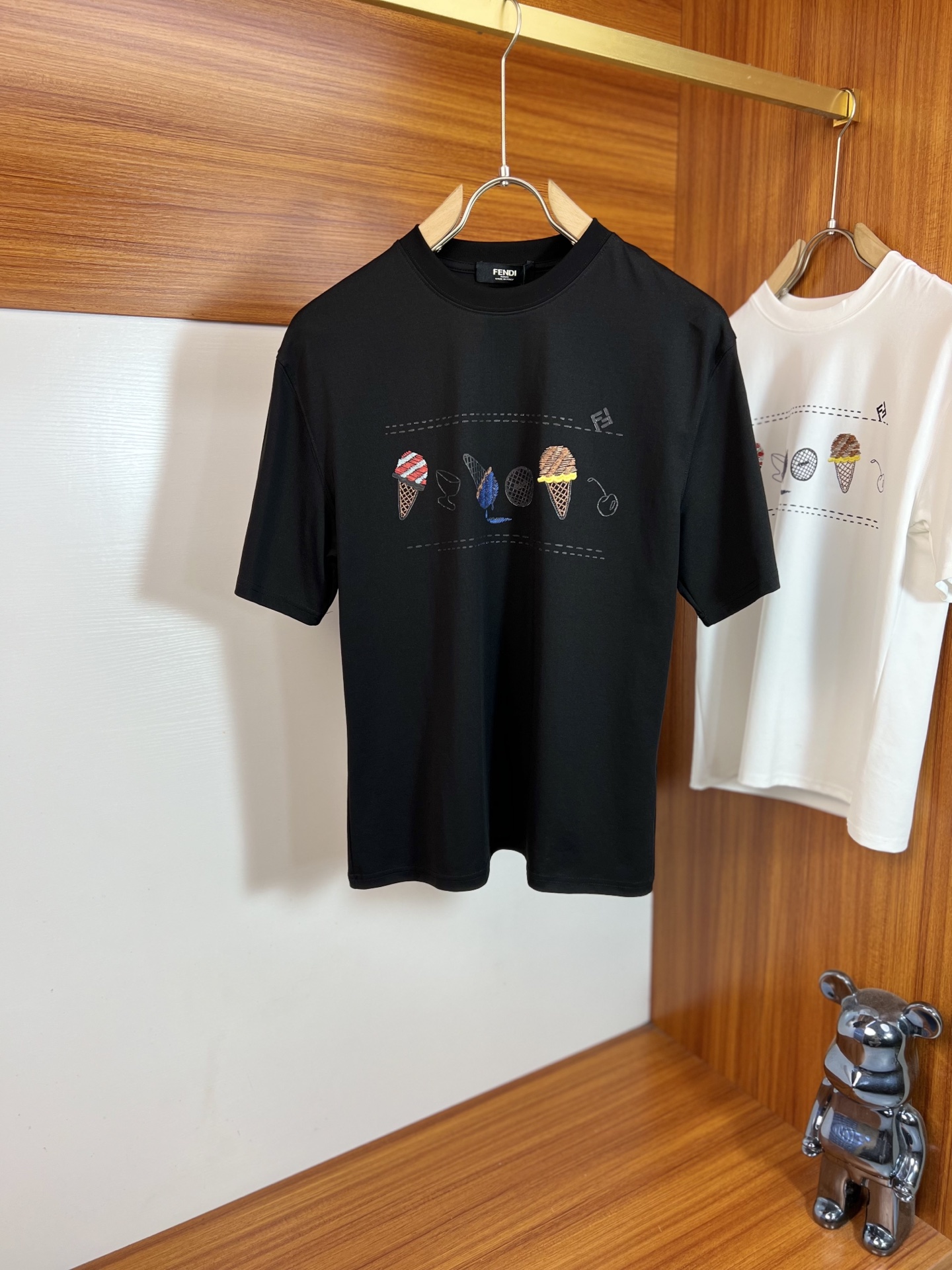 NO:915630,Fendi/Fendi 2026 spring and summer new products, complete with three labels, mercerized cotton round neck short-sleeved T-shirt, good product without too much introduction, look at the details, counter size M-XXXL / recommended L,,,fendi,fendi,T-shirt,tees,t-shirt,19860909Fendi/芬迪 2026年春夏新品上新 三标齐全 丝光棉圆领短袖T恤 好货不用过多介绍 看细节 专柜码数M-XXXL /建议L,,,fendi,fendi,T-shirt,tees，t-shirt,,Men's clothing