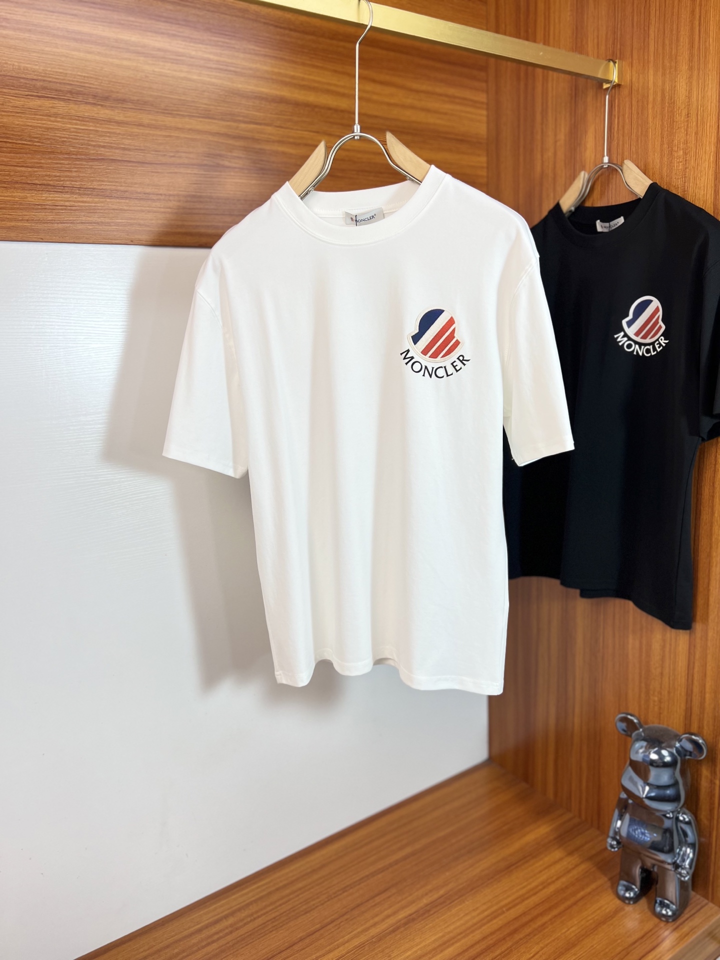 NO:917558,Moncler/Mongolian 2026 new spring and summer new products, complete with three labels, mercerized cotton round neck short-sleeved T-shirt, good product does not need to be introduced too much, look at the details, counter size M-XXXL /140 recommended L,, Moncler, T-shirt, tees, t-shirt,19860909Moncler/蒙口 2026年春夏新品上新 三标齐全 丝光棉圆领短袖T恤 好货不用过多介绍 看细节 专柜码数M-XXXL /140建议L,,Moncler,T-shirt,tees，t-shirt,,Men's clothing