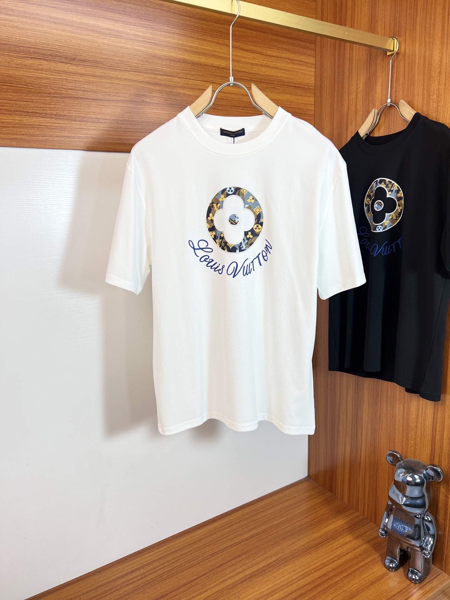 NO:917561,LV/Louis Vuitton 2026 spring and summer new products, complete with three labels, mercerized cotton round neck short-sleeved T-shirt, good product without too much introduction, look at the details, counter size M-XXXL /140 recommended L,, louis vuitton, louis vuitton, T-shirt, tees, t-shirt,19860909LV/路易威登 2026年春夏新品上新 三标齐全 丝光棉圆领短袖T恤 好货不用过多介绍 看细节 专柜码数M-XXXL /140建议L,,louis vuitton,louis vuitton,T-shirt,tees，t-shirt,,Men's clothing