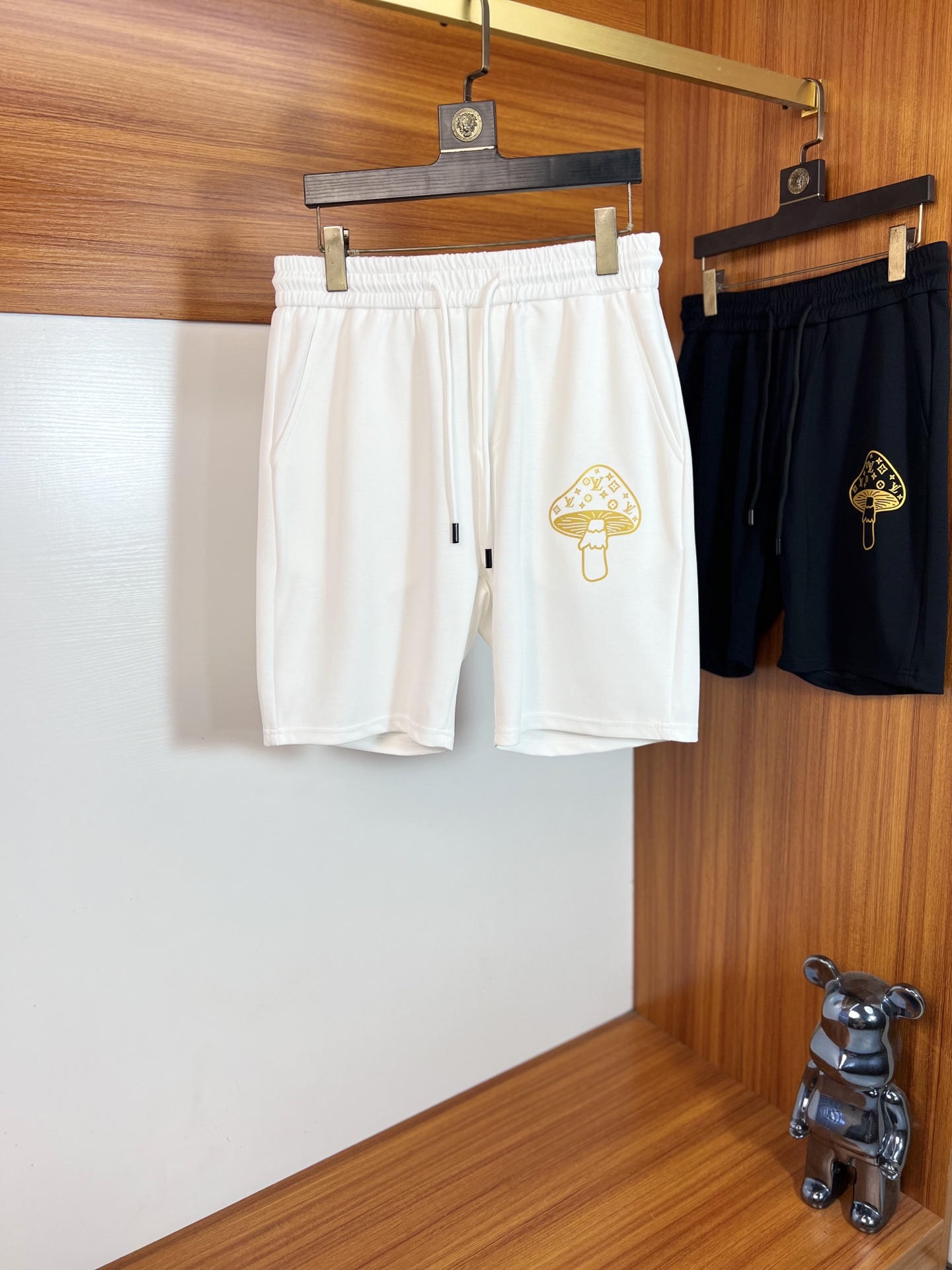 NO:917562,LV/Louis Vuitton 2026 spring and summer new products, complete with three labels, elastic band, casual pants and shorts, no need to introduce too much about the good products, look at the details, the size of the counter is M-XXXL / the upper body is recommended to be L,, louis vuitton, louis vuitton, shorts,19860909LV/路易威登 2026春夏新品 三标齐全 松紧带五分休闲裤短裤 好货不用过多介绍 看细节 专柜码数M-XXXL /上身建议L,,louis vuitton,louis vuitton,shorts,,Men's clothing