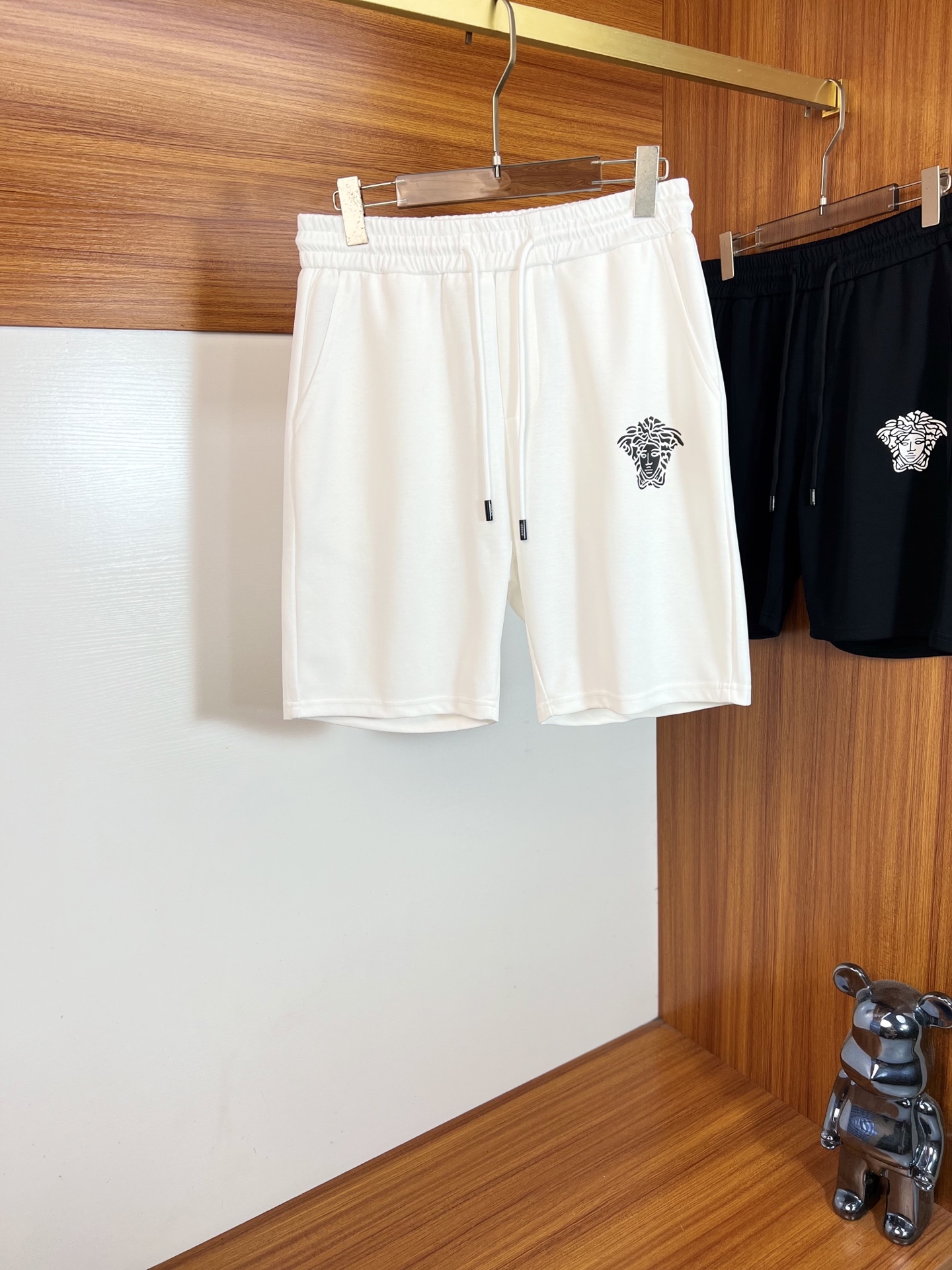 NO:836460,Versace/Versace 2026 spring and summer new products, complete with three labels, elastic band five-point casual pants and shorts, good products without too much introduction, look at the details, counter size M-XXXL 175/upper body recommended L,,versace,versace,shorts,19860909Versace/范思哲 2026春夏新品 三标齐全 松紧带五分休闲裤短裤 好货不用过多介绍 看细节 专柜码数M-XXXL 175/上身建议L,,versace,versace,shorts,,Men's clothing