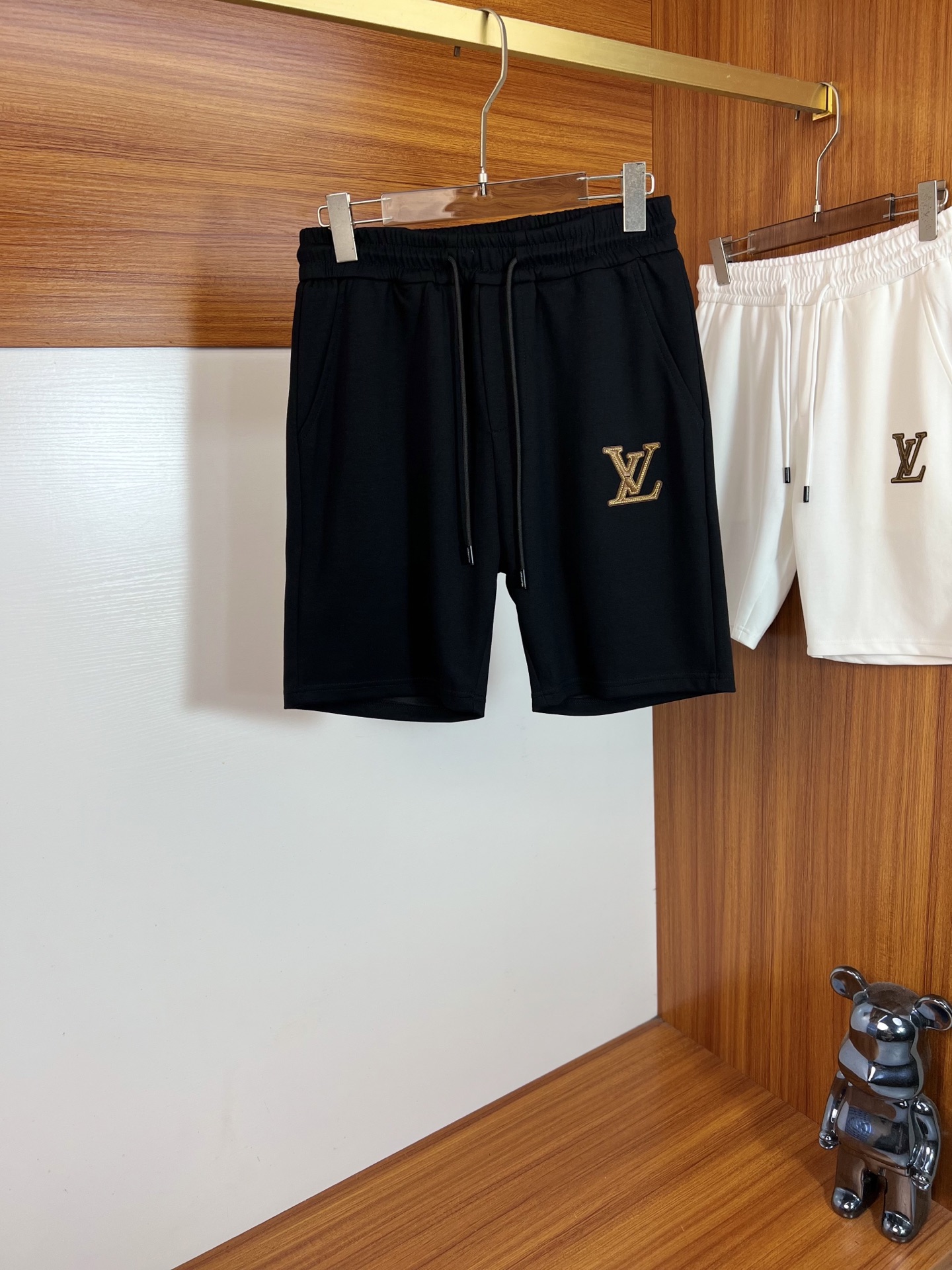 NO:917563,LV/Louis Vuitton 2026 spring and summer new products, complete with three labels, elastic band, casual pants and shorts, no need to introduce too much about the good products, look at the details, the size of the counter is M-XXXL / the upper body is recommended to be L,, louis vuitton, louis vuitton, shorts,19860909LV/路易威登 2026春夏新品 三标齐全 松紧带五分休闲裤短裤 好货不用过多介绍 看细节 专柜码数M-XXXL /上身建议L,,louis vuitton,louis vuitton,shorts,,Men's clothing