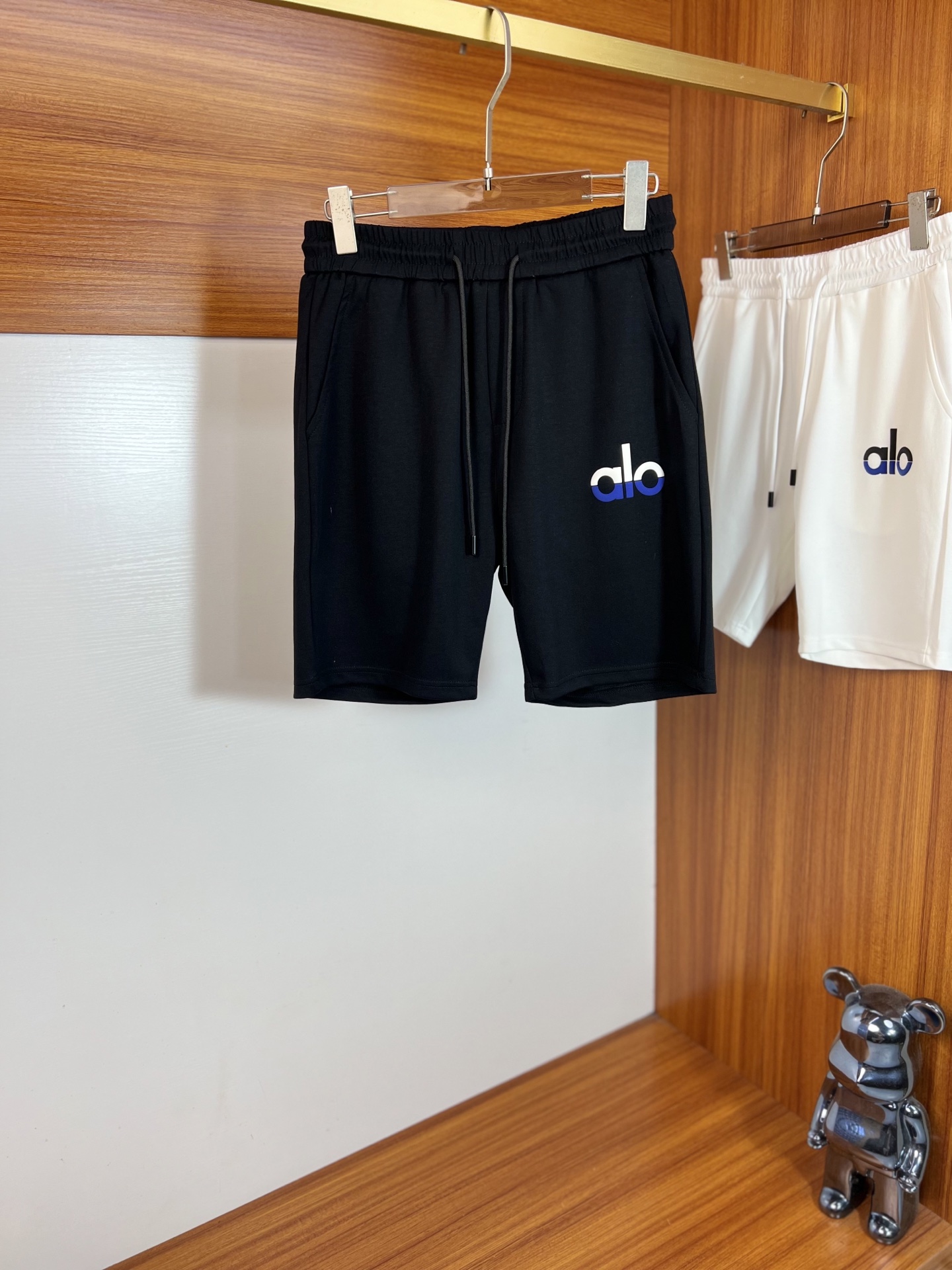 NO:836483,alo 2026 spring and summer new product, complete with three labels, elastic band, casual pants and shorts, no need to introduce too much about the good product, look at the details, the size of the counter is M-XXXL 175/upper body is recommended to be L,,shorts,19860909alo 2026春夏新品 三标齐全 松紧带五分休闲裤短裤 好货不用过多介绍 看细节 专柜码数M-XXXL 175/上身建议L,,shorts,,Men's clothing