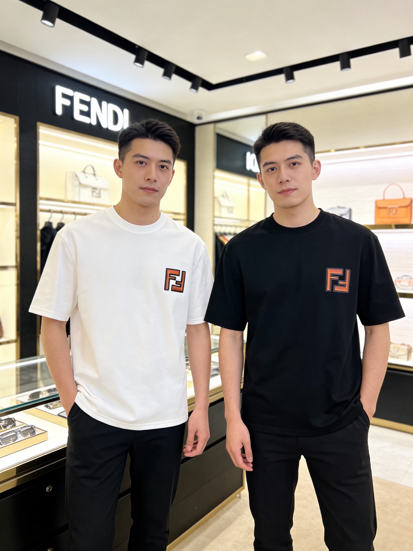 NO:838081,Fendi/Fendi 2026 spring and summer new products, complete with three labels, mercerized cotton round neck short-sleeved T-shirt, good product without too much introduction, look at the details, counter size M-XXXL / recommended L,, fendi, fendi, T-shirt, tees, t-shirt,19860909Fendi/芬迪 2026年春夏新品上新 三标齐全 丝光棉圆领短袖T恤 好货不用过多介绍 看细节 专柜码数M-XXXL /建议L,,fendi,fendi,T-shirt,tees，t-shirt,,Men's clothing