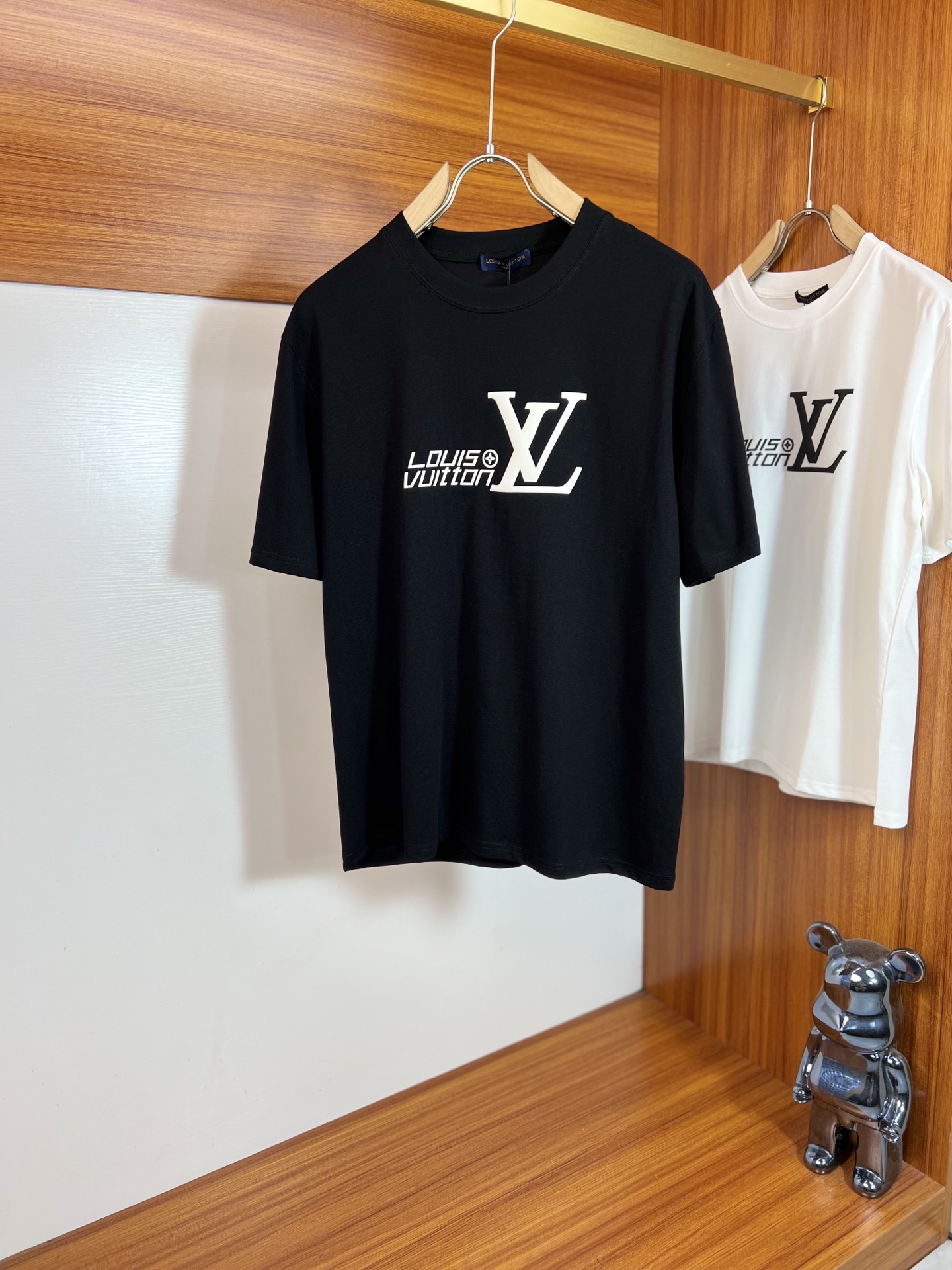 NO:838113,LV/Louis Vuitton 2026 spring and summer new products, complete with three labels, pure cotton round neck short-sleeved T-shirt, good product without too much introduction, look at the details, counter size M-XXXL 175/140 recommended L,, louis vuitton, louis vuitton, T-shirt, tees, t-shirt,19860909LV/路易威登 2026年春夏新品上新 三标齐全 纯棉圆领短袖T恤 好货不用过多介绍 看细节 专柜码数M-XXXL 175/140建议L,,louis vuitton,louis vuitton,T-shirt,tees，t-shirt,,Men's clothing