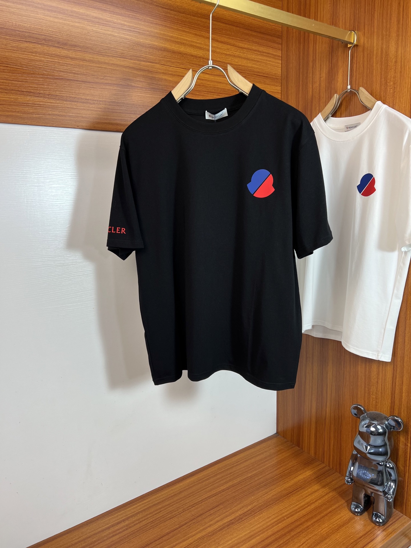 NO:838131,Moncler/Mongolia 2026 spring and summer new products, complete with three labels, pure cotton round neck short-sleeved T-shirt, good product, no need to introduce too much, look at the details, counter size M-XXXL 175/140, recommended L, Moncler, T-shirt, tees, t-shirt,19860909Moncler/蒙口 2026年春夏新品上新 三标齐全 纯棉圆领短袖T恤 好货不用过多介绍 看细节 专柜码数M-XXXL 175/140建议L,,Moncler,T-shirt,tees，t-shirt,,Men's clothing