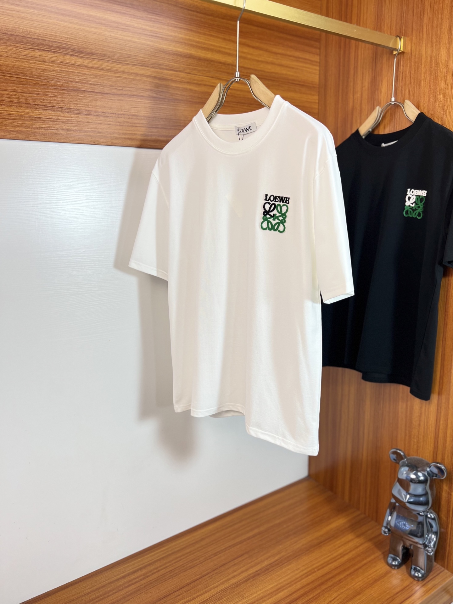 NO:838137,Loewe/Luo Yiwei 2026 spring and summer new products, complete with three labels, pure cotton round neck short-sleeved T-shirt, good product does not need to be introduced too much, look at the details, counter size M-XXXL 175/140, recommended L,, loewe, loewe, T-shirt, tees, t-shirt,19860909Loewe/罗意威 2026年春夏新品上新 三标齐全 纯棉圆领短袖T恤 好货不用过多介绍 看细节 专柜码数M-XXXL 175/140建议L,,loewe,loewe,T-shirt,tees，t-shirt,,Men's clothing