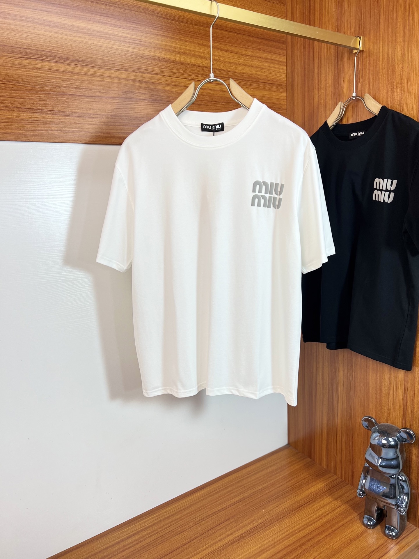 NO:838160,MiuMiu 2026 spring and summer new products, complete with three standards, pure cotton round neck short-sleeved T-shirt, good product, no need to introduce too much, look at the details, counter size M-XXXL 175/140, recommended L,, miumiu, T-shirt, tees, t-shirt,19860909MiuMiu 2026年春夏新品上新 三标齐全 纯棉圆领短袖T恤 好货不用过多介绍 看细节 专柜码数M-XXXL 175/140建议L,,miumiu,T-shirt,tees，t-shirt,,Men's clothing